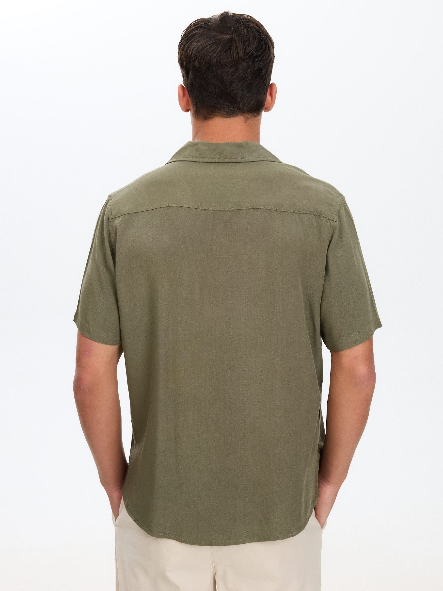 Camisa lino resort kaki vista media frontal