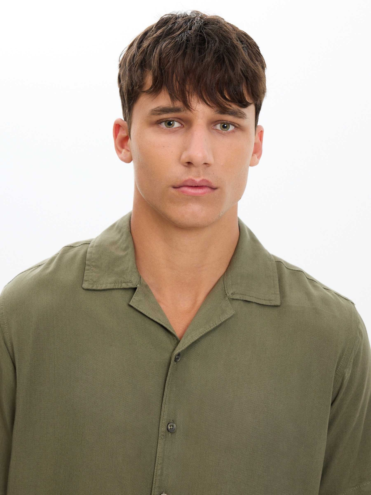 Camisa lino resort kaki vista detalle