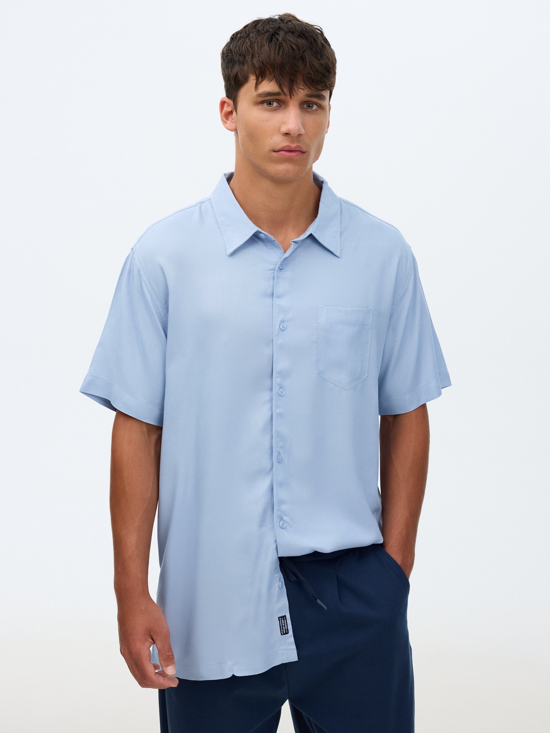 Short-sleeve linen shirt sky blue middle front view