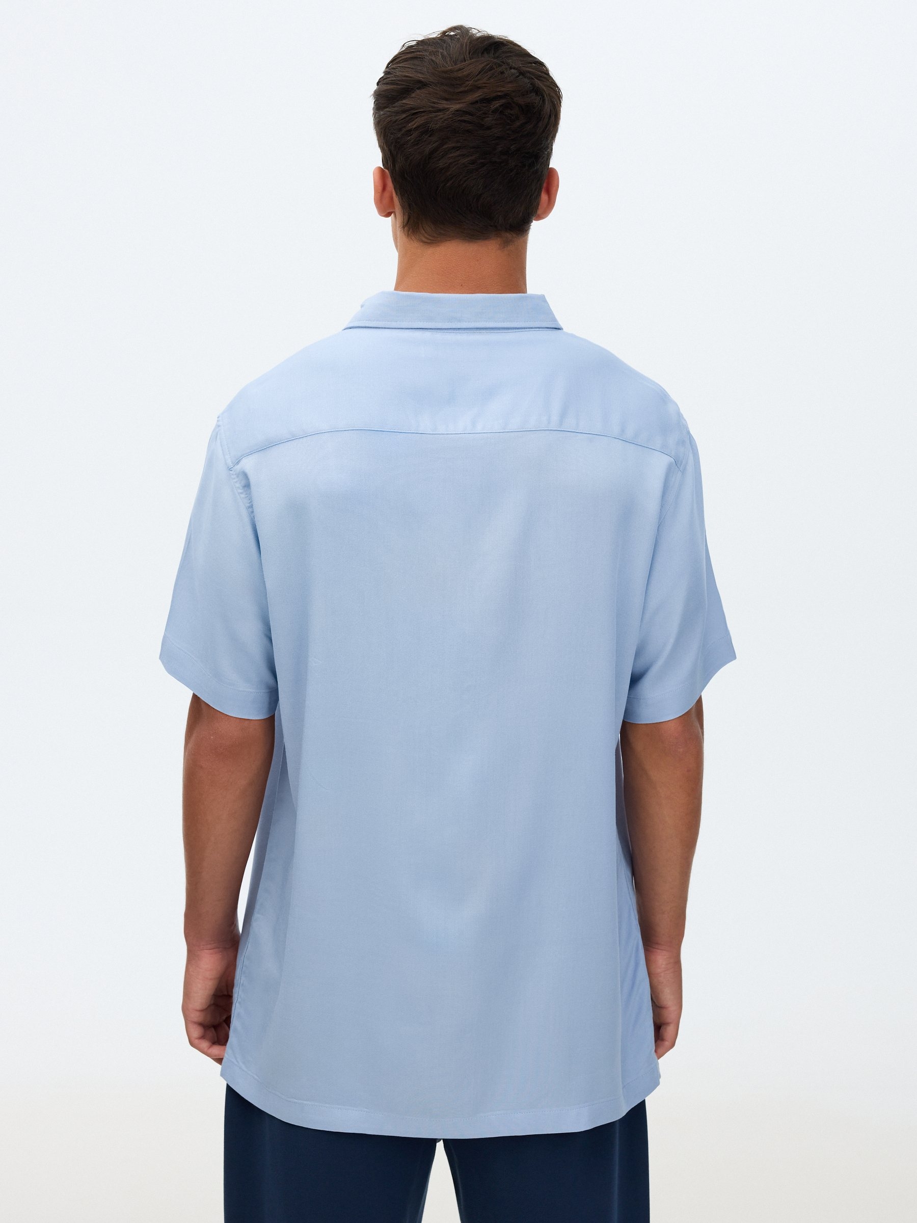 Camisa lino manga corta azul celeste vista media frontal