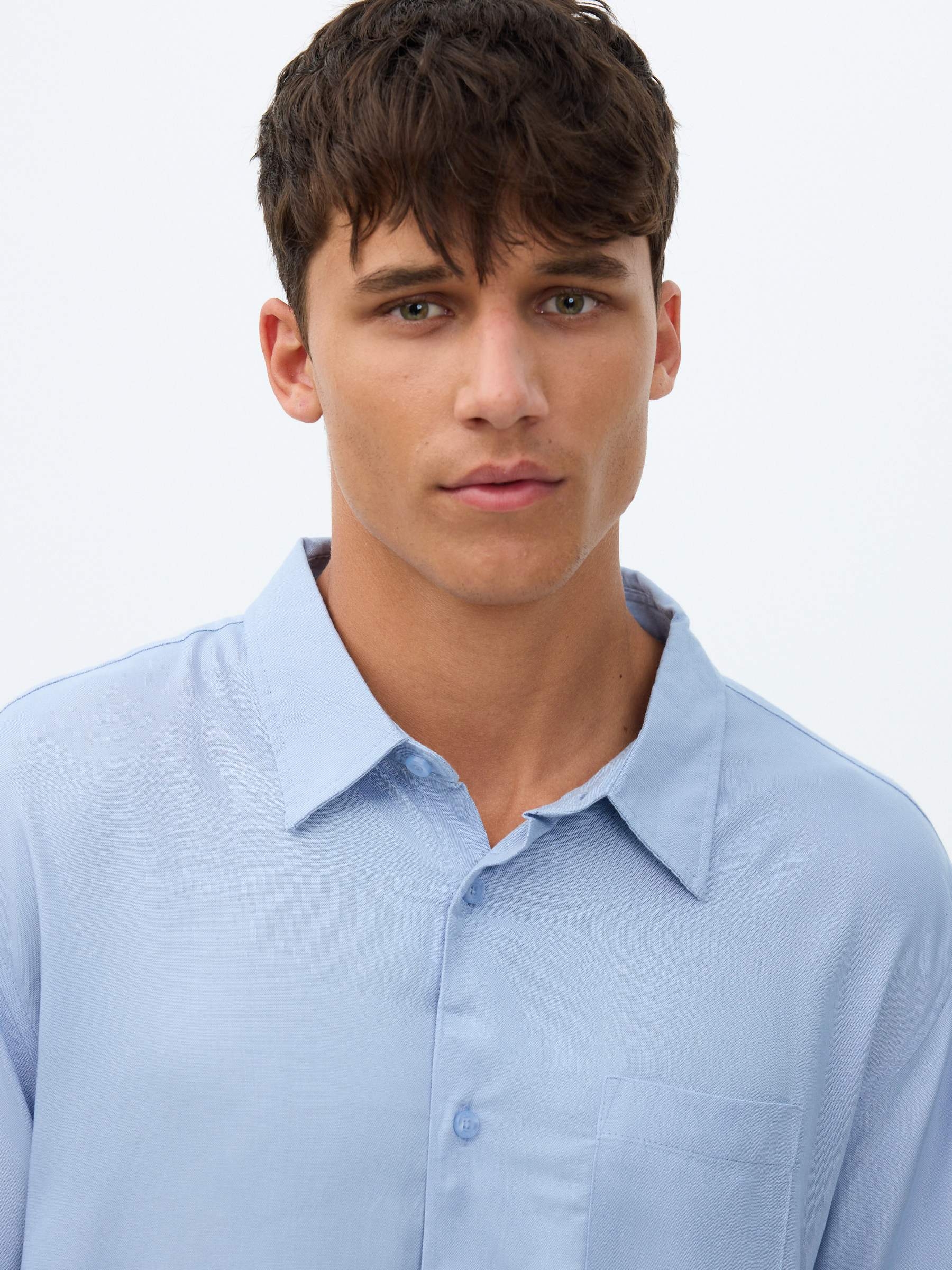 Camisa lino manga corta azul celeste vista media frontal