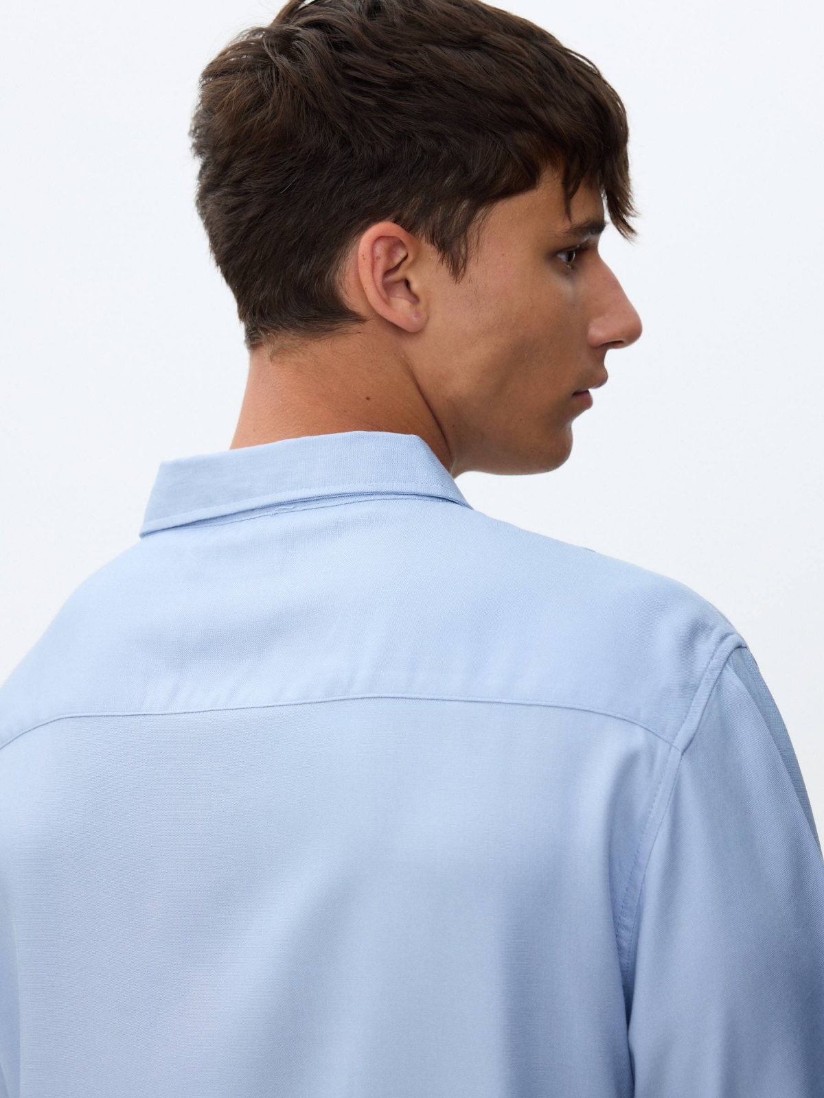 Short-sleeve linen shirt sky blue detail view