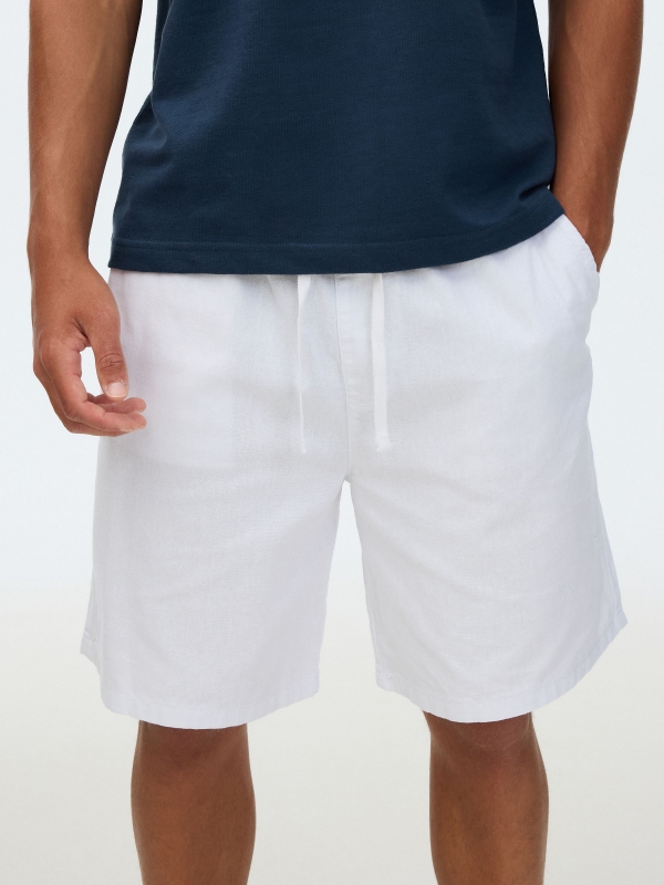 Bermuda cargo jogger lino blanco vista media trasera