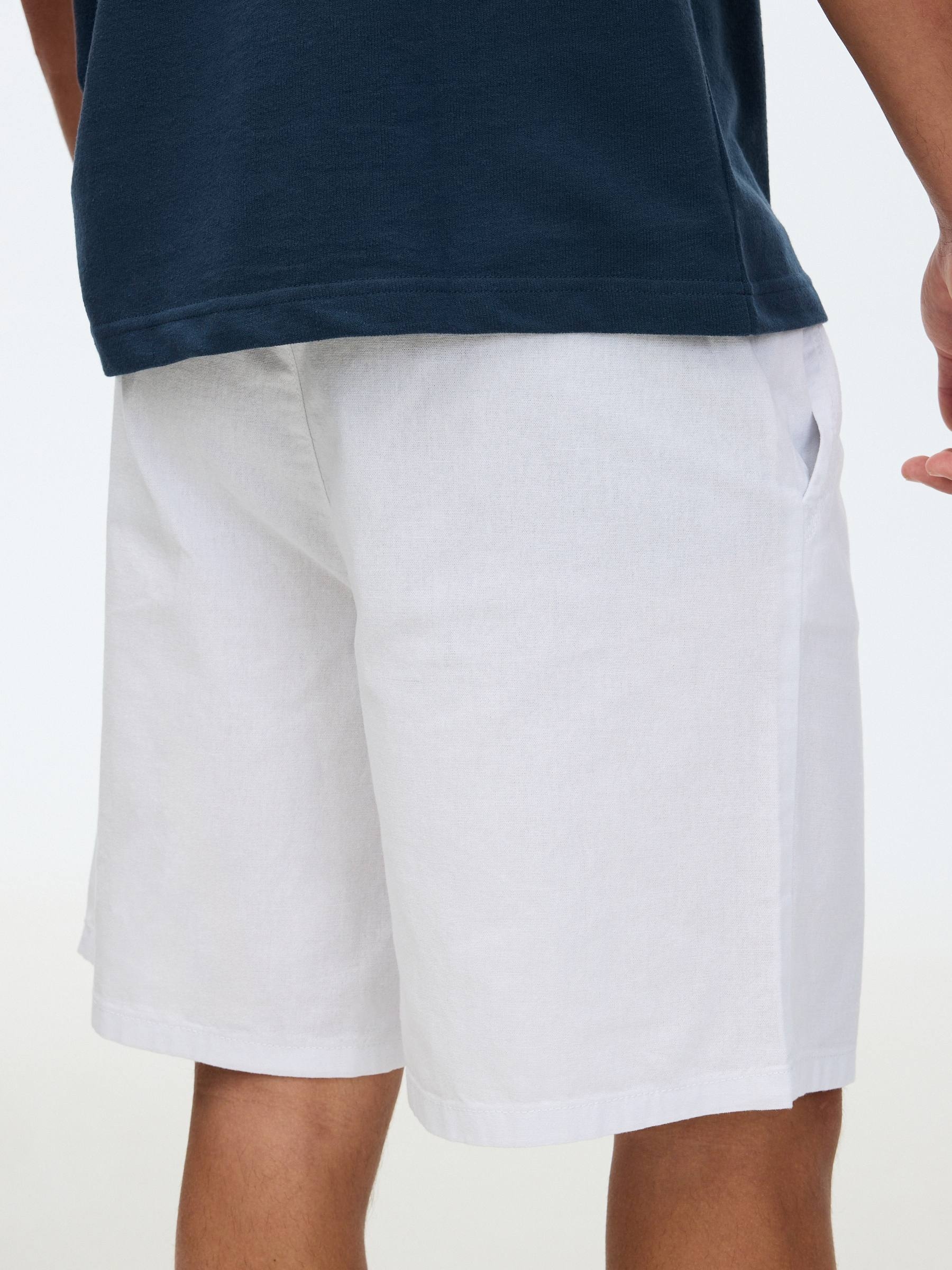 Bermuda cargo jogger de linho branco vista meia frontal