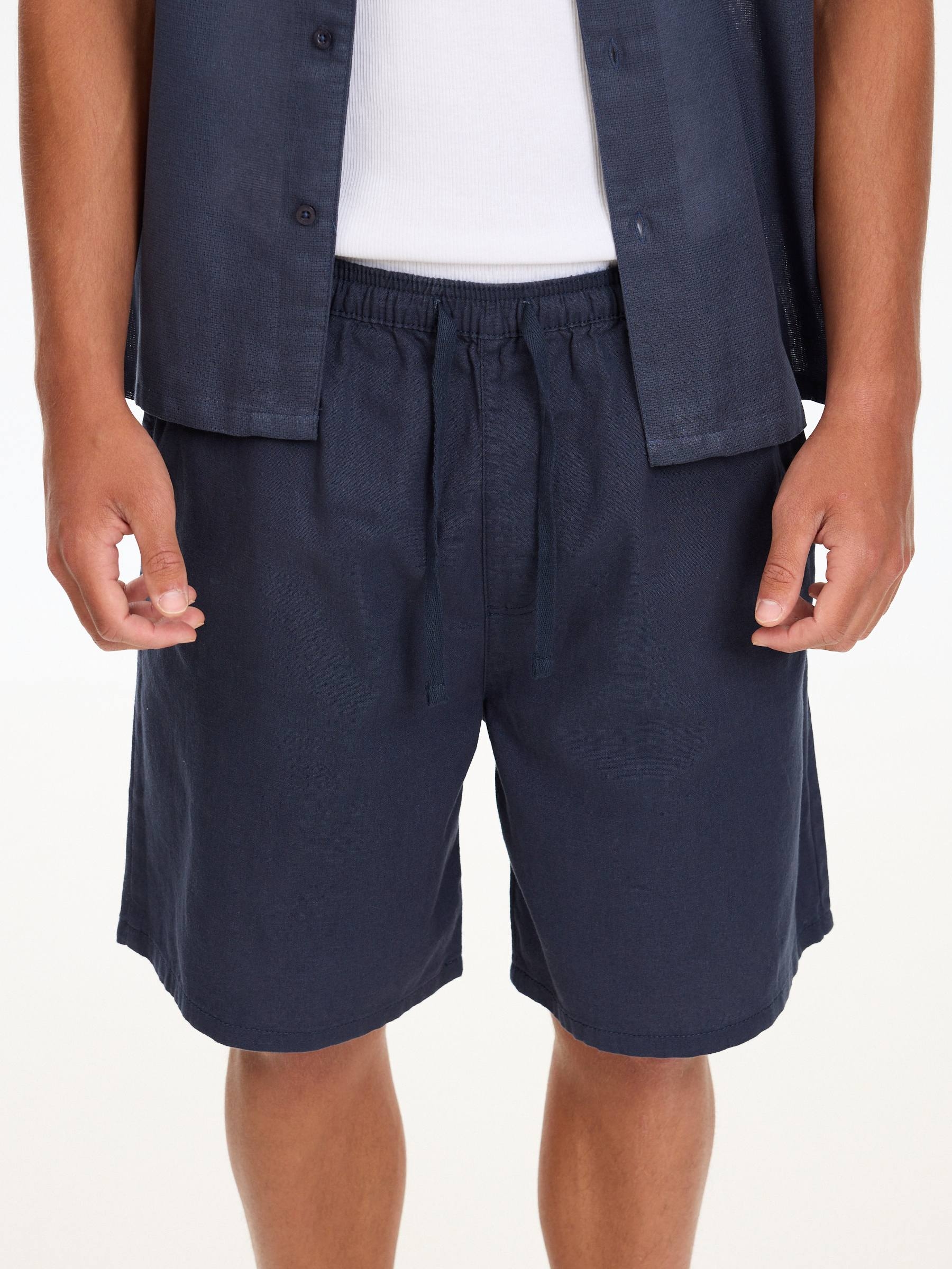 Bermuda cargo jogger lino azul marino vista media frontal