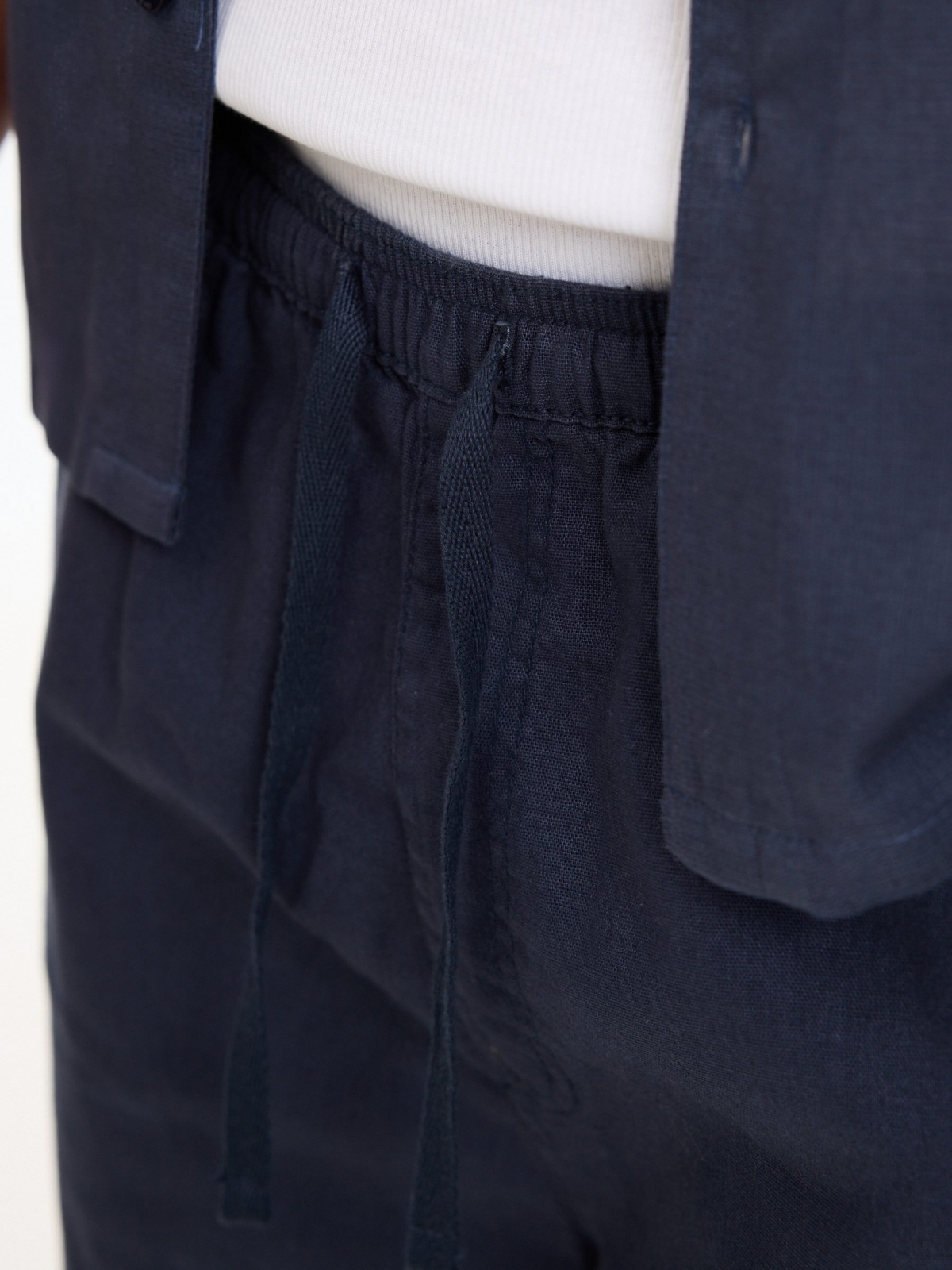 Bermuda cargo jogger lino azul marino vista detalle
