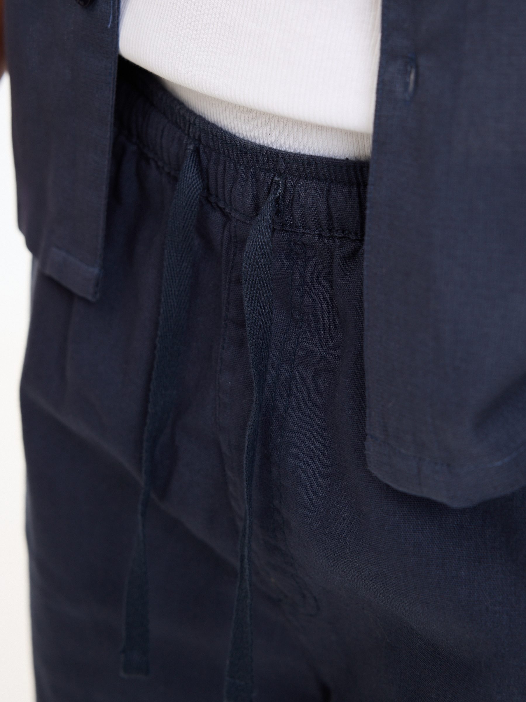 Bermuda cargo jogger lino azul marino vista media frontal