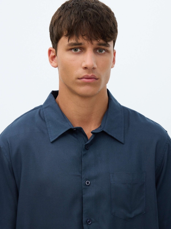 Short-sleeve linen shirt navy detail view