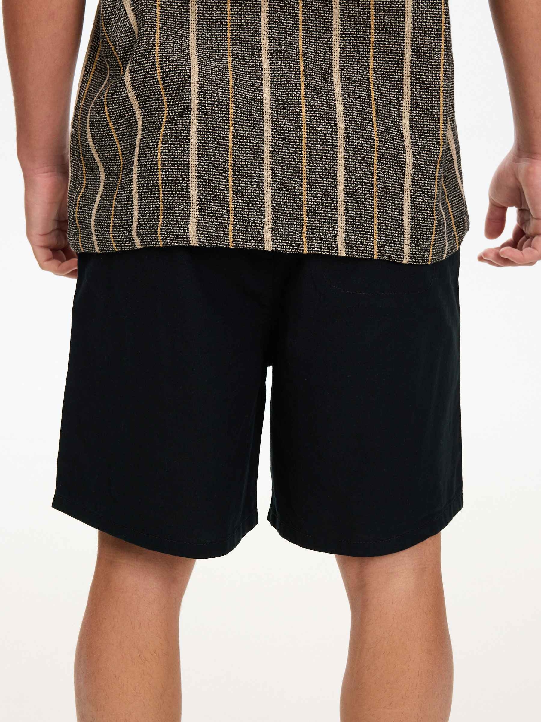Linen chino bermuda shorts black middle front view