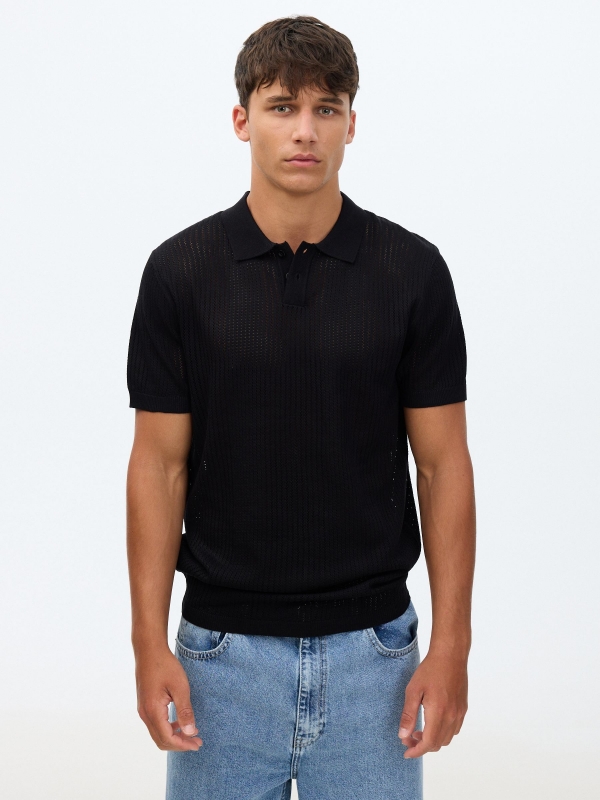 Polo de malha com botões preto vista meia frontal