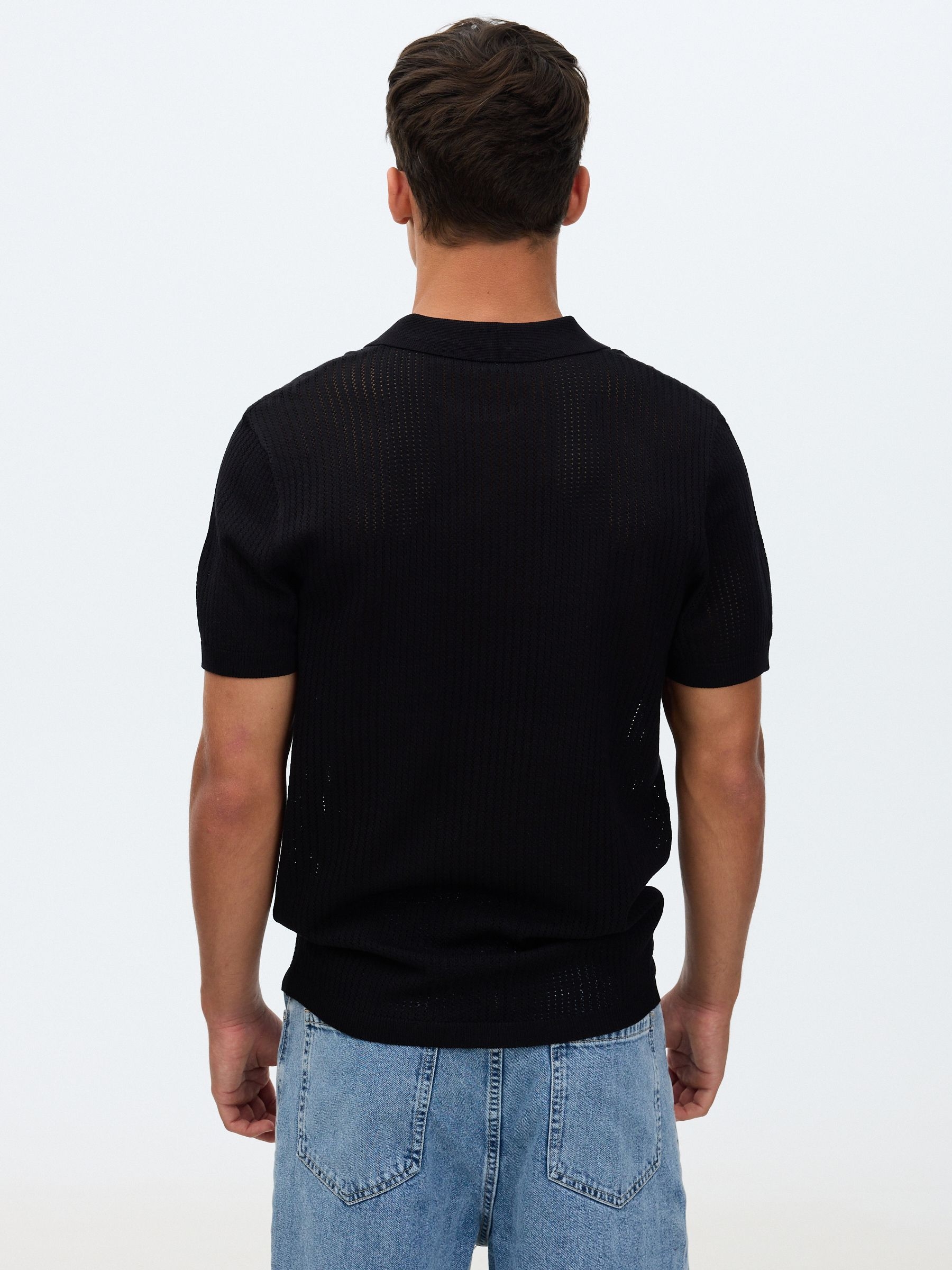 Polo de malha com botões preto vista meia frontal
