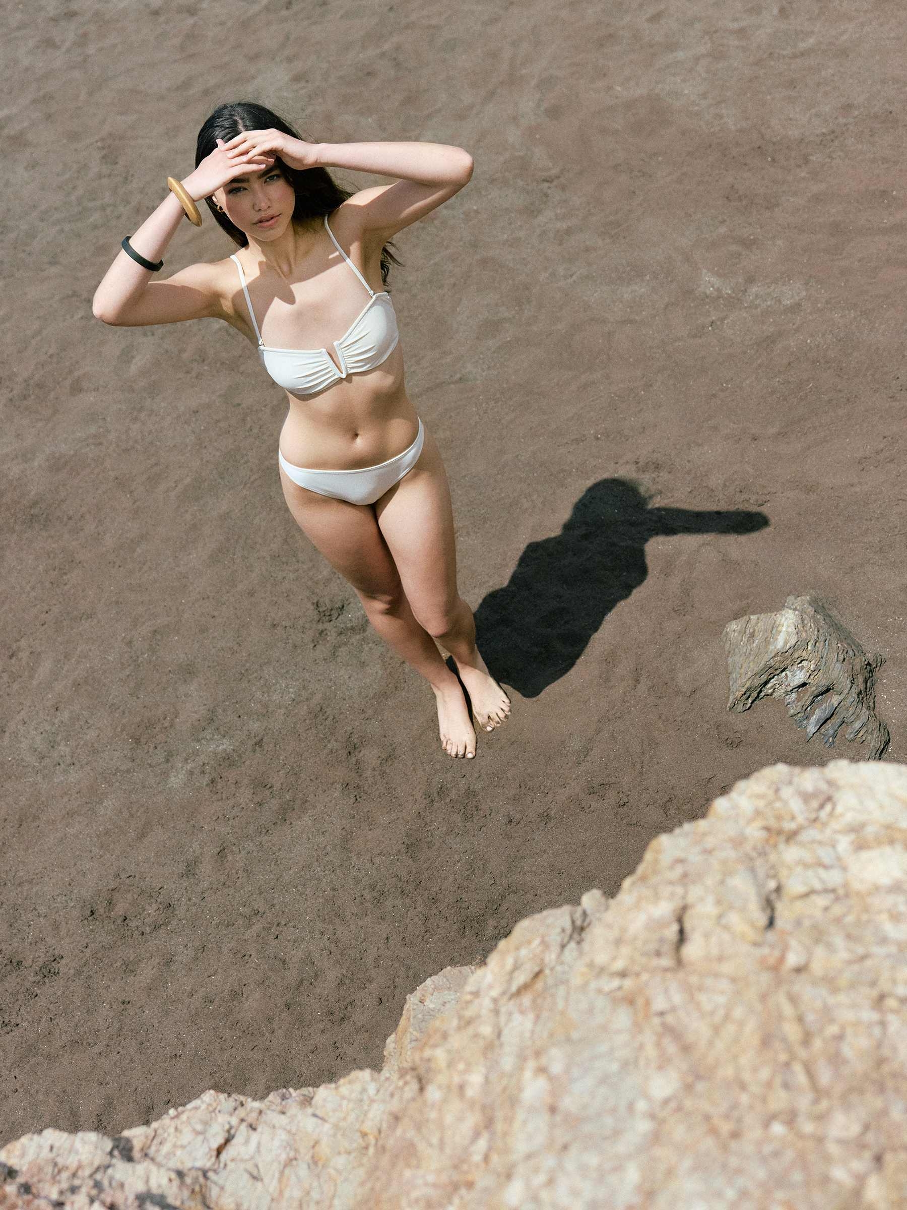  Top bikini bandeau com fivela off white vista frontal