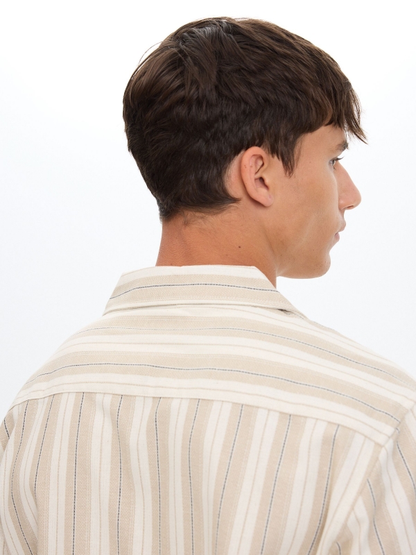 Camisa listras ponto botões crua vista detalhe