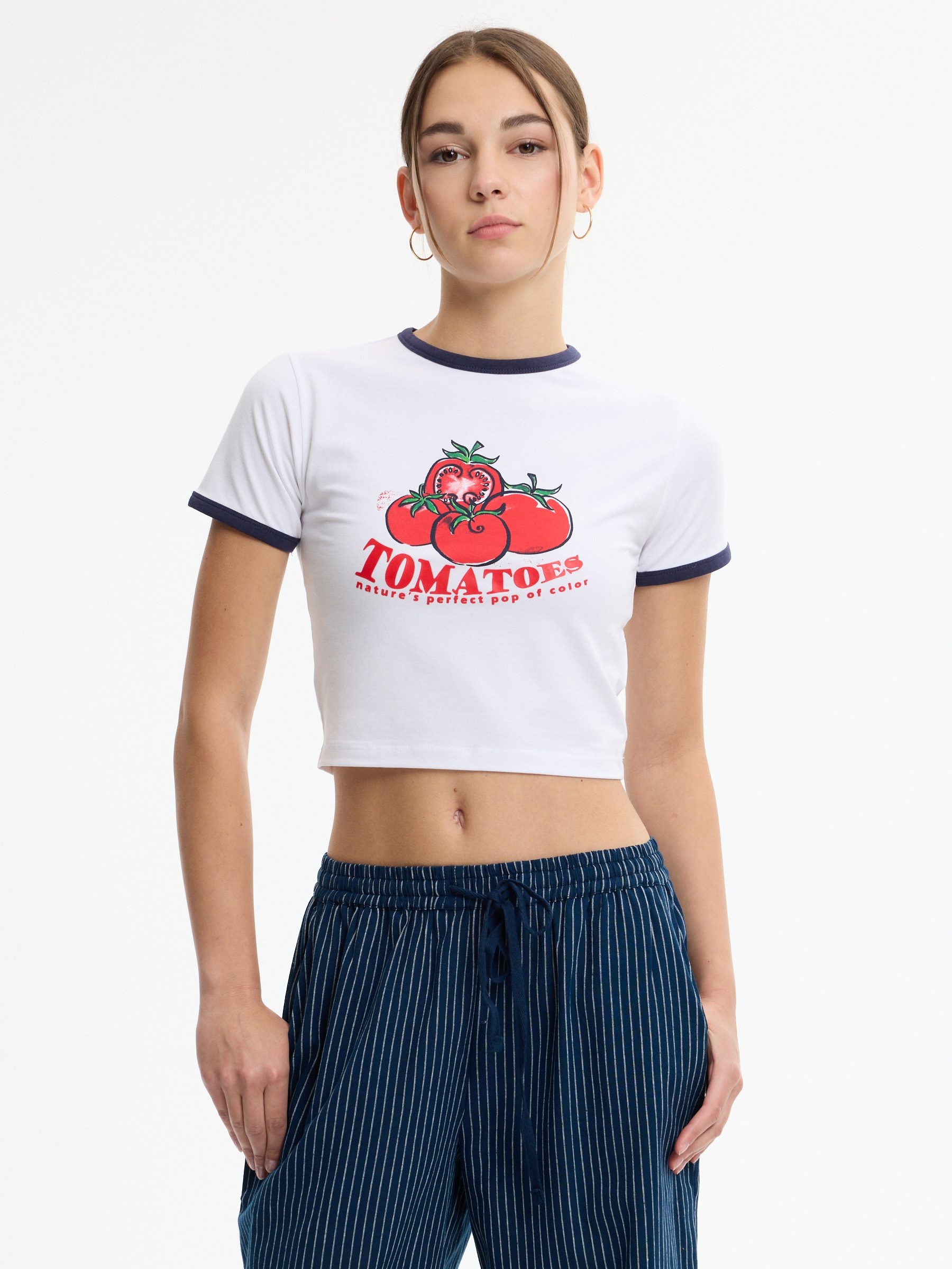 Camiseta cropped tomatoes blanco vista media frontal
