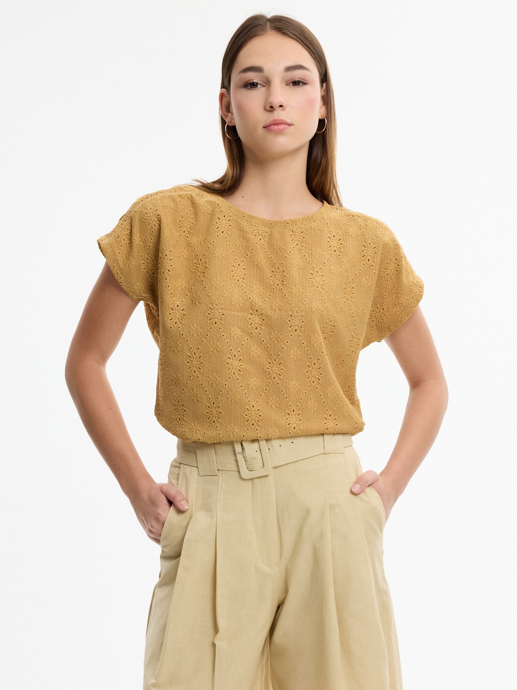 Camiseta bordado suizo textura ámbar vista media frontal