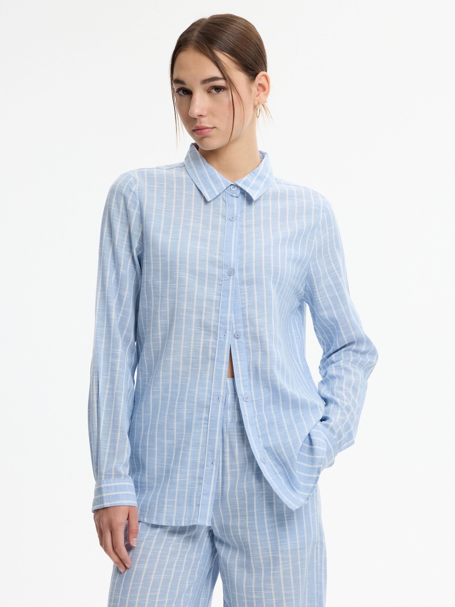 Camisa oversize de rayas azul celeste vista media frontal