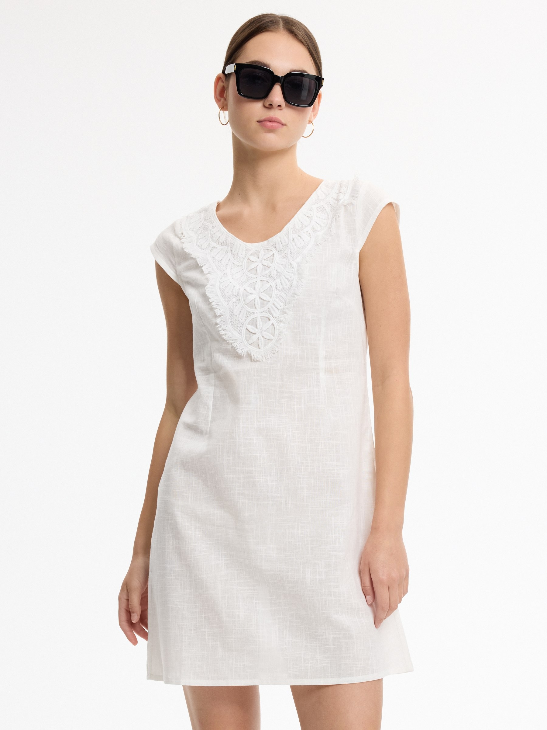 Vestido mini bordado evasê branco vista meia frontal