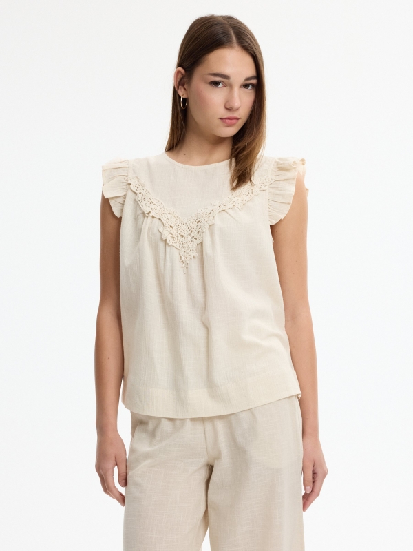 Blusa volantes crochet lino botones blanco roto vista media frontal