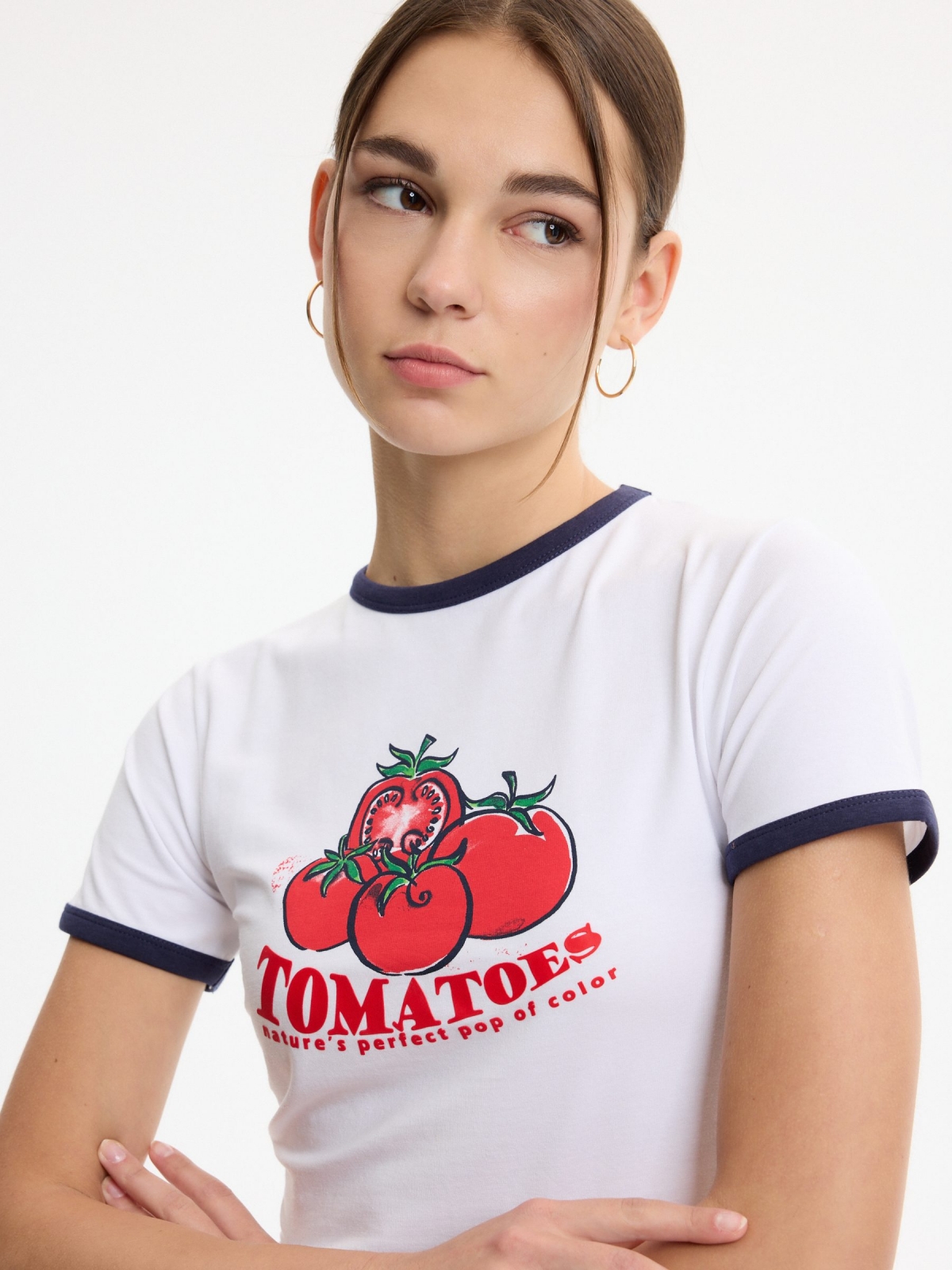 Camiseta cropped tomates branco vista detalhe
