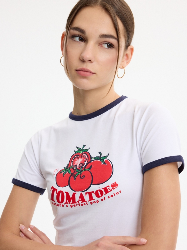 Camiseta cropped tomatoes blanco vista detalle