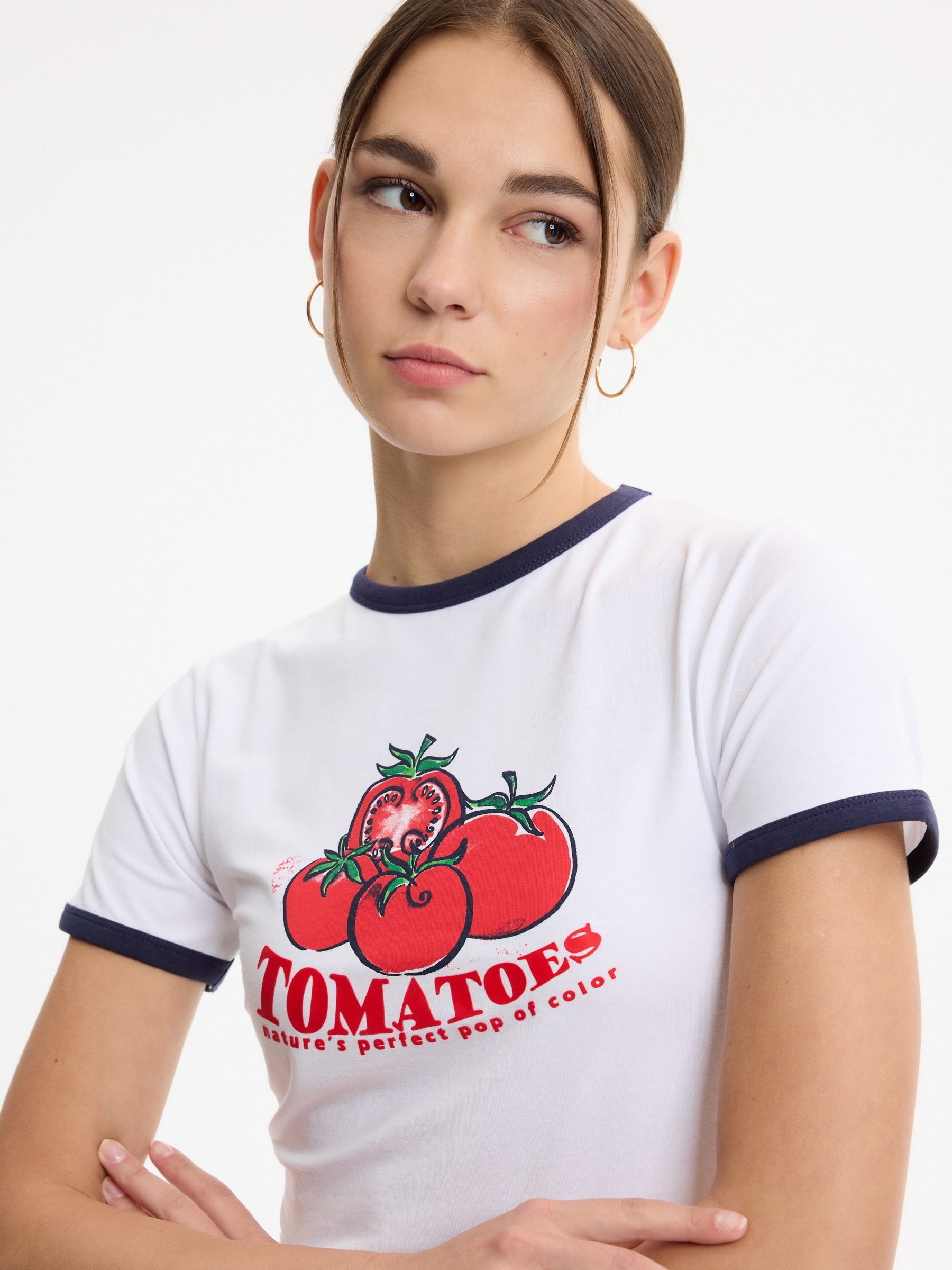 Camiseta cropped tomatoes blanco vista media frontal