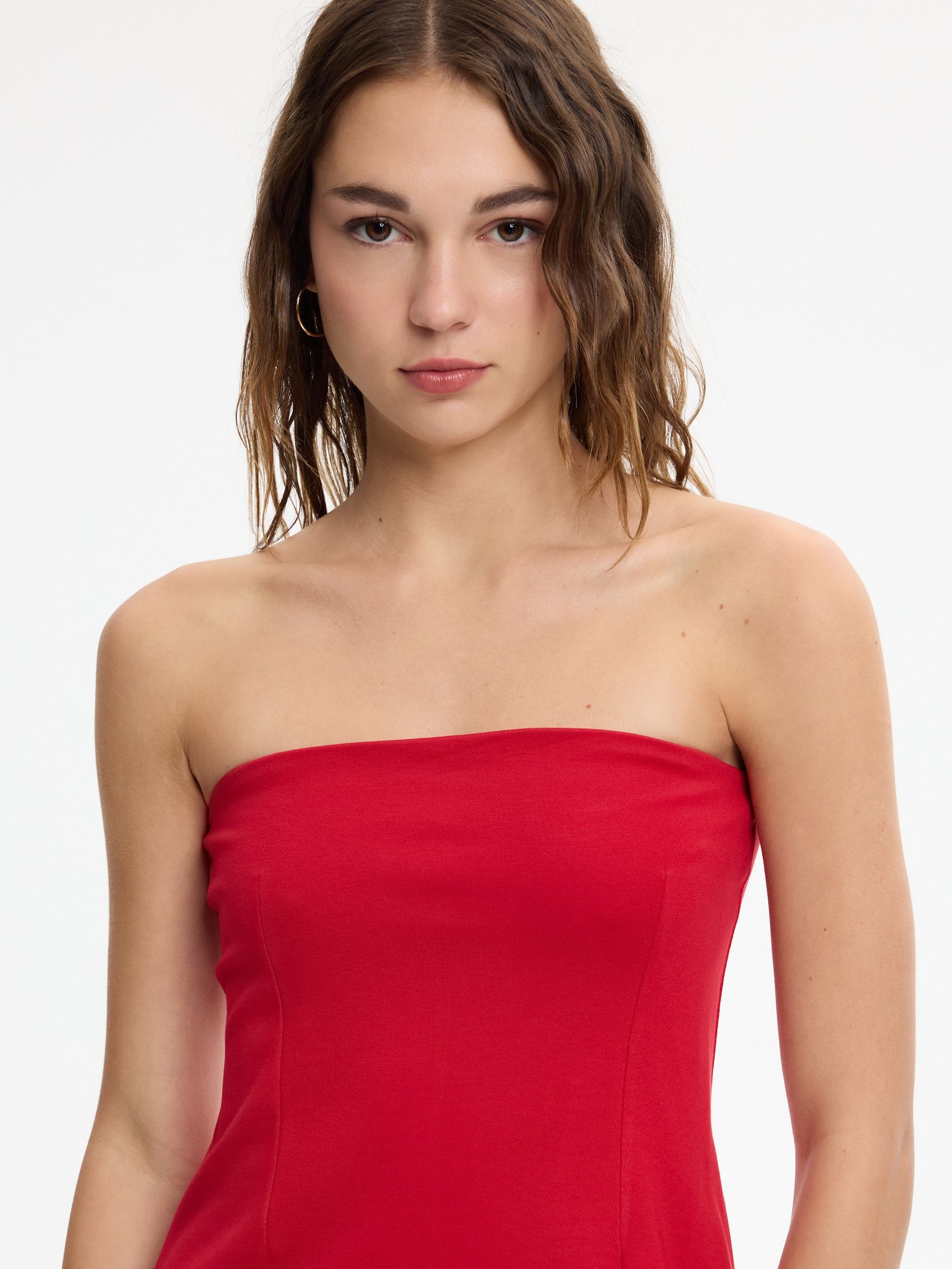 Top bandeau peplum carmín vista media frontal