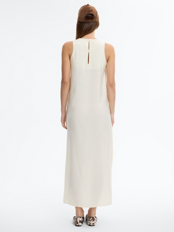 Vestido maxi liso con abertura blanco roto vista media trasera