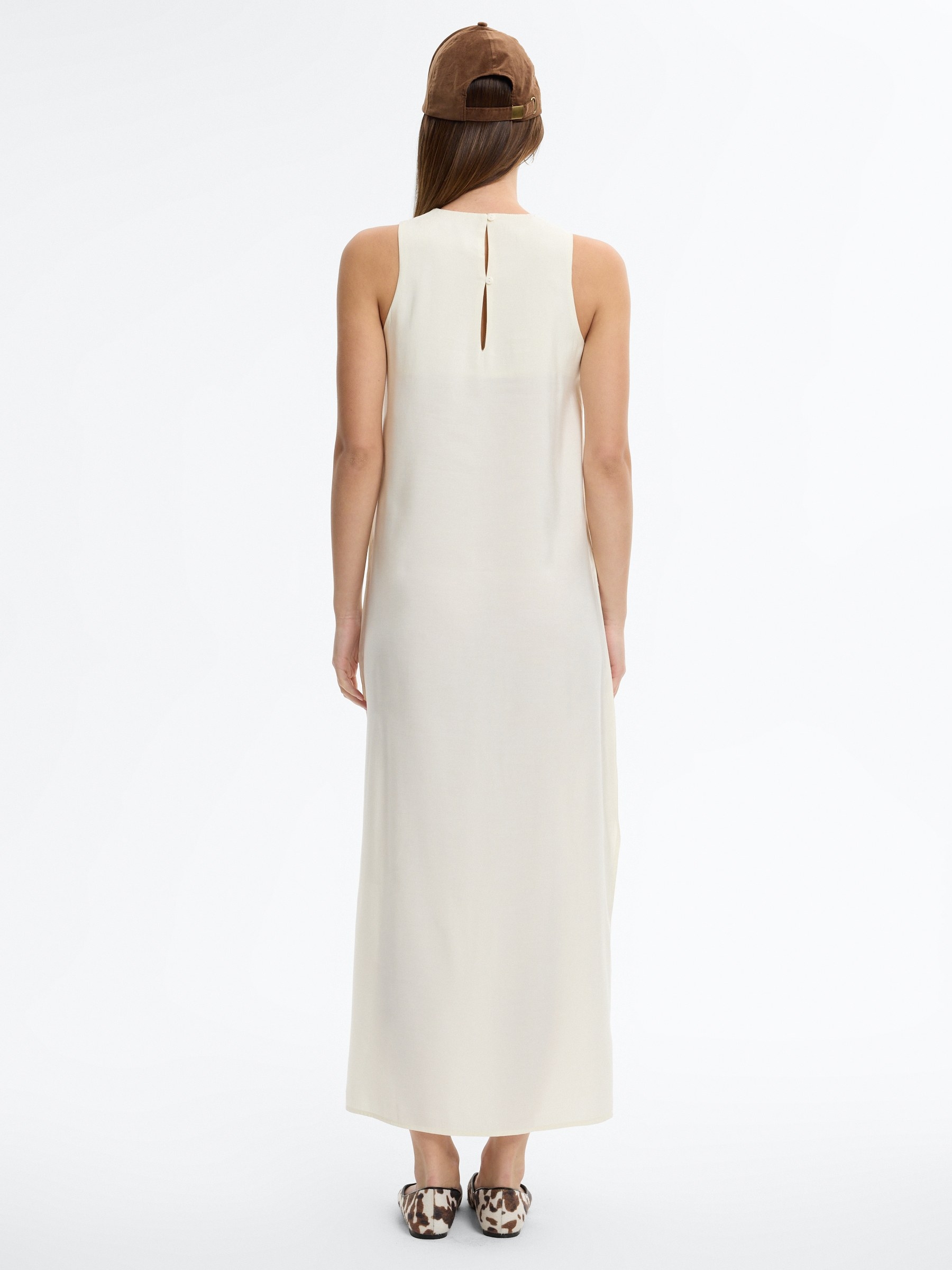 Vestido maxi liso com abertura off white vista meia frontal