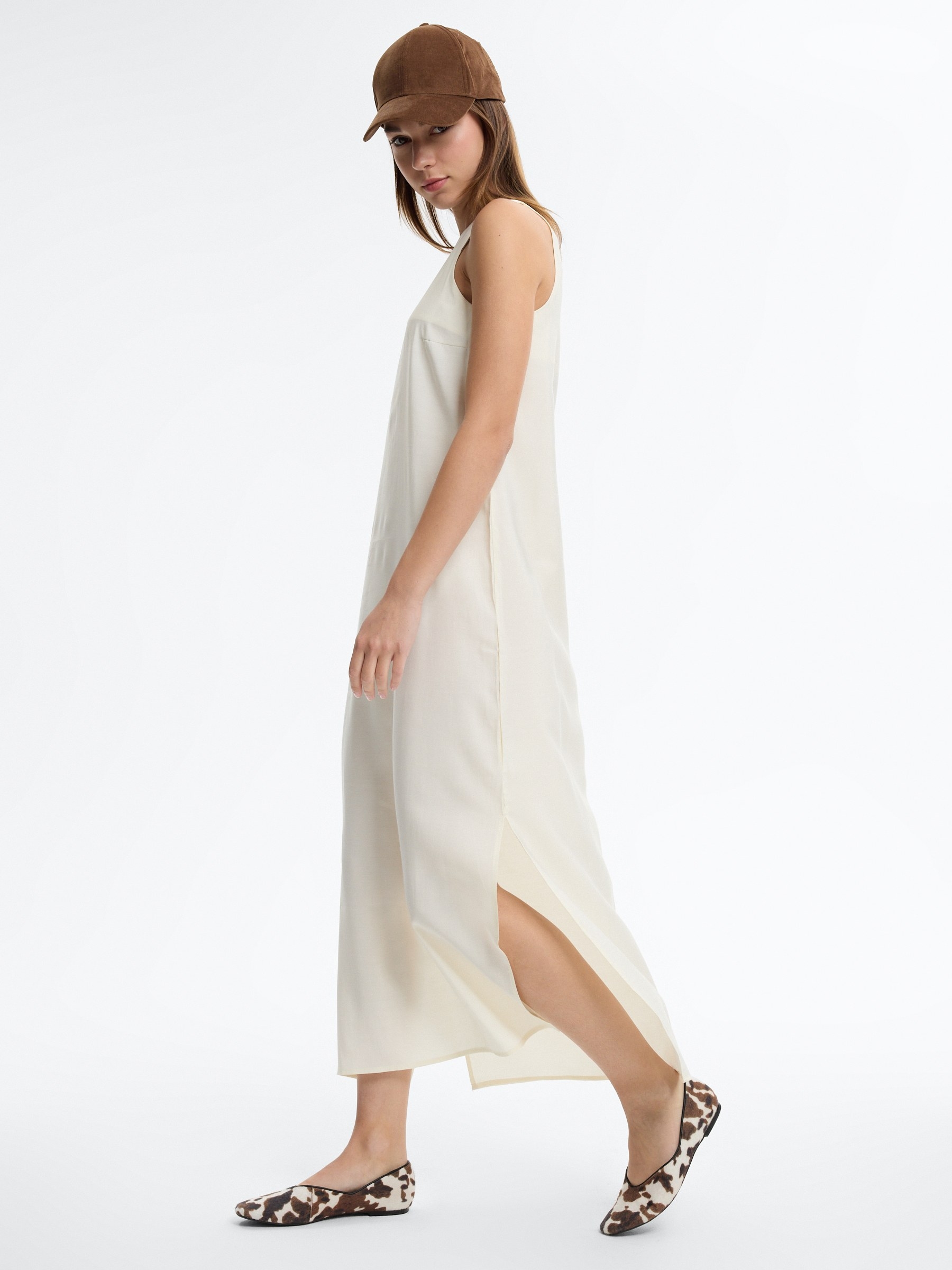 Vestido maxi liso con abertura blanco roto vista media frontal