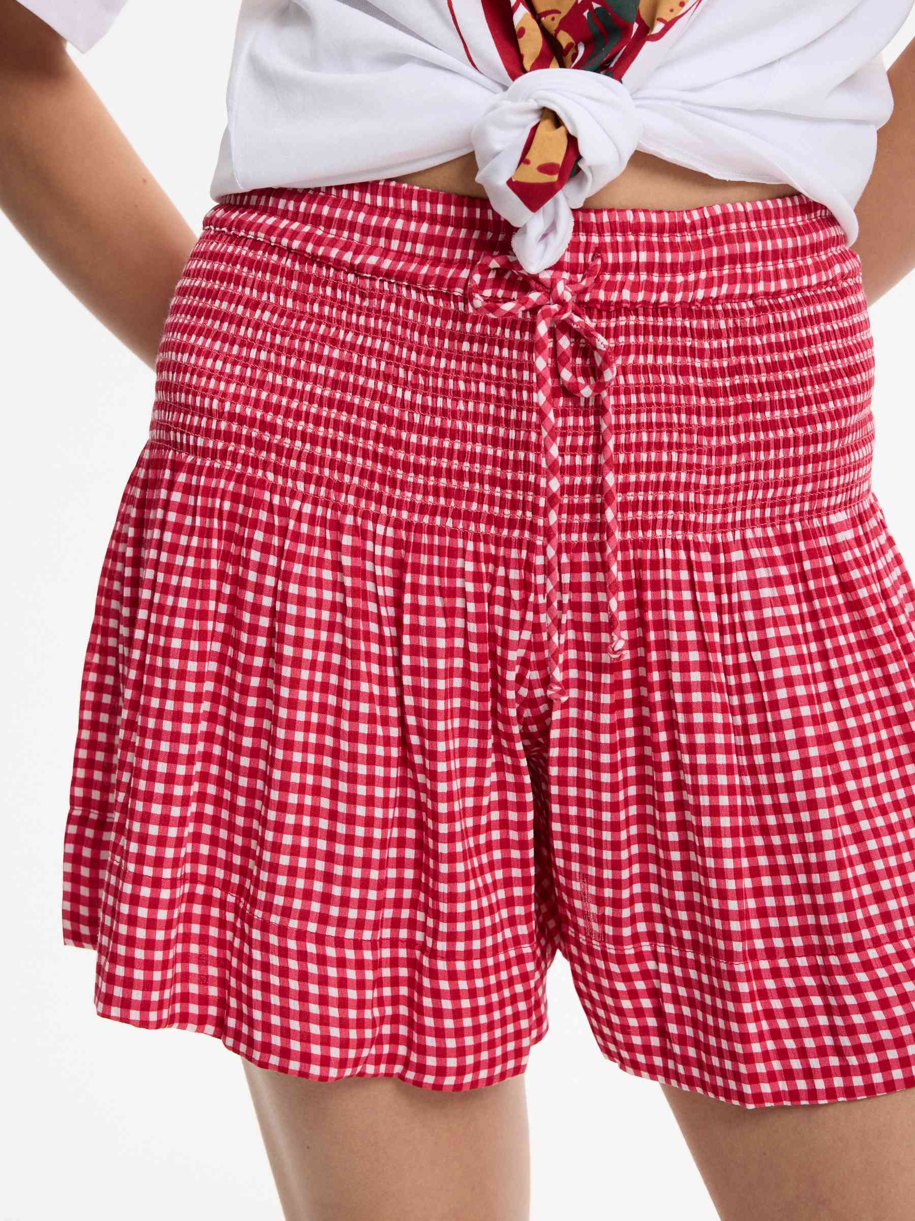 Short de viscosa vichy nido abeja carmín vista media frontal