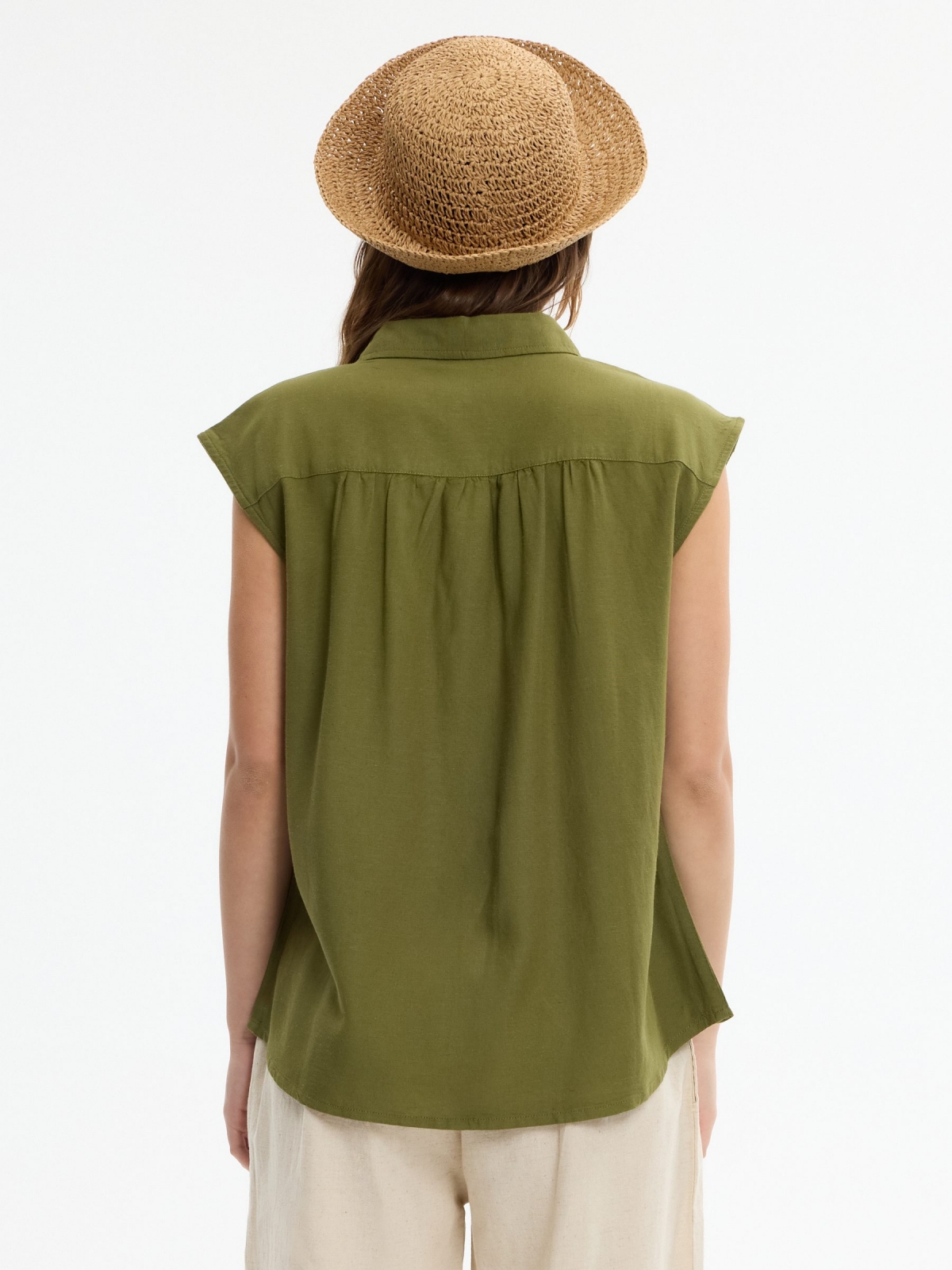 Camisa de linho sem mangas verde vista meia traseira