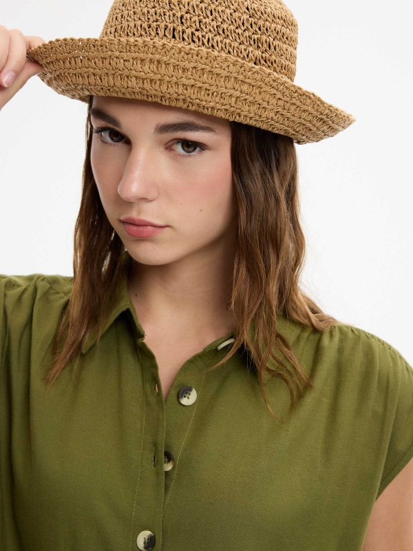 Camisa de linho sem mangas verde vista detalhe