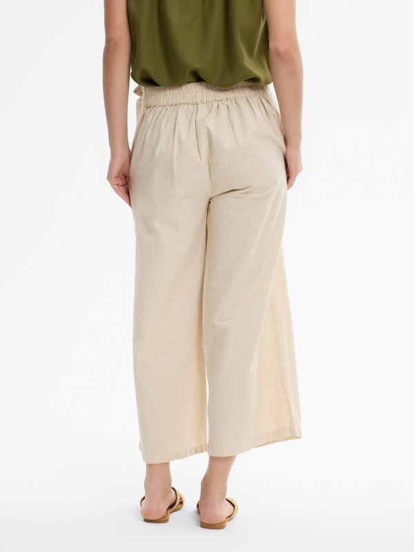 Pantalón coulotte liso de lino crudo vista media trasera