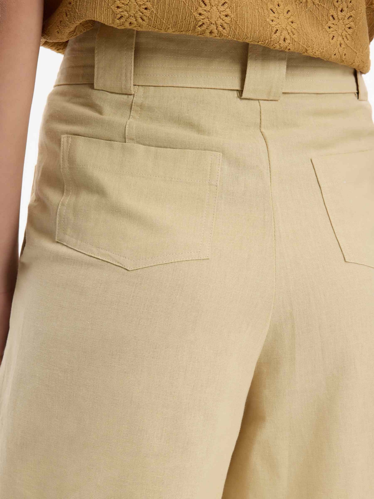 High-waisted linen Bermuda shorts with belt sand detail view