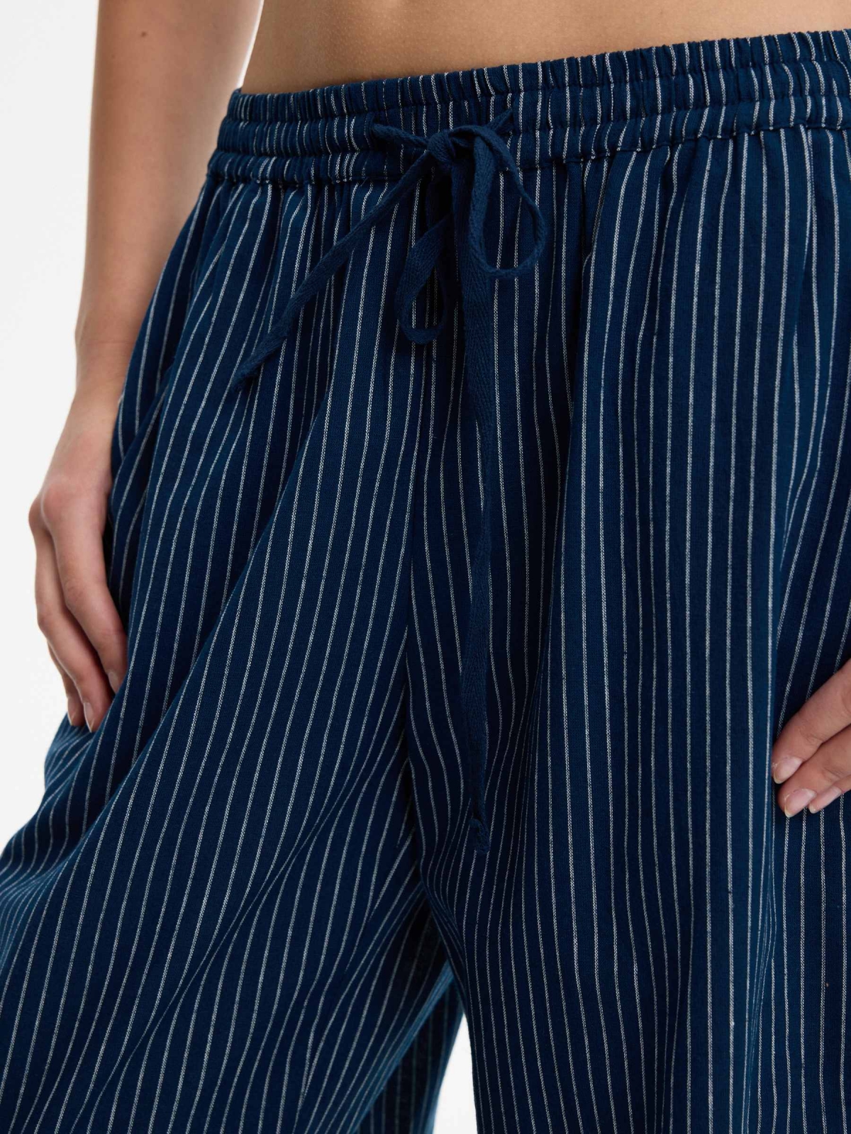 Calça wide leg listrada azul eléctrico vista detalhe