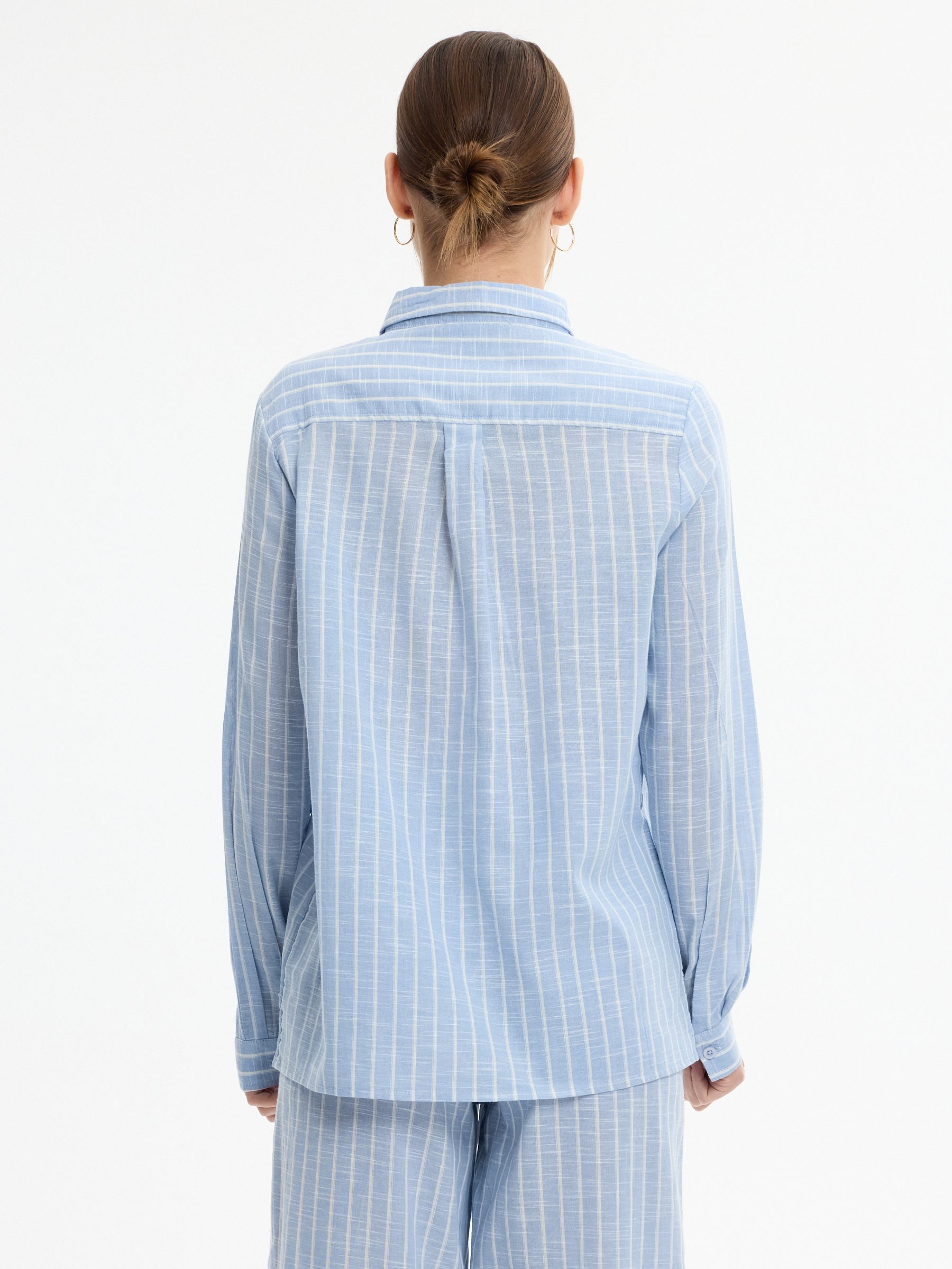 Camisa oversize de rayas azul celeste vista media frontal