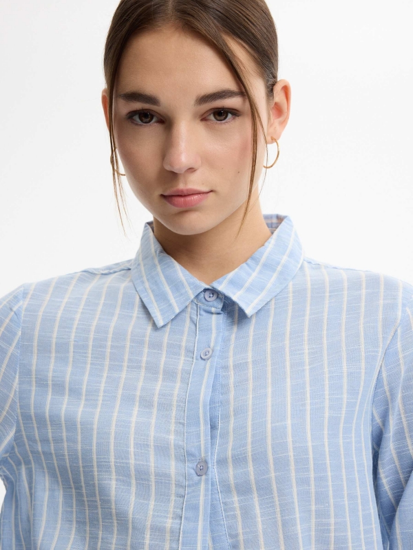 Camisa oversize de rayas azul celeste vista detalle