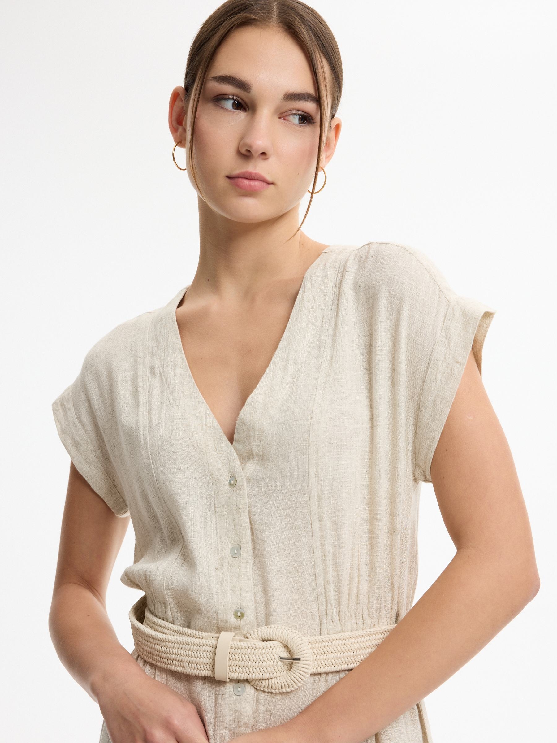 Vestido midi de linho com carcela crua vista meia frontal