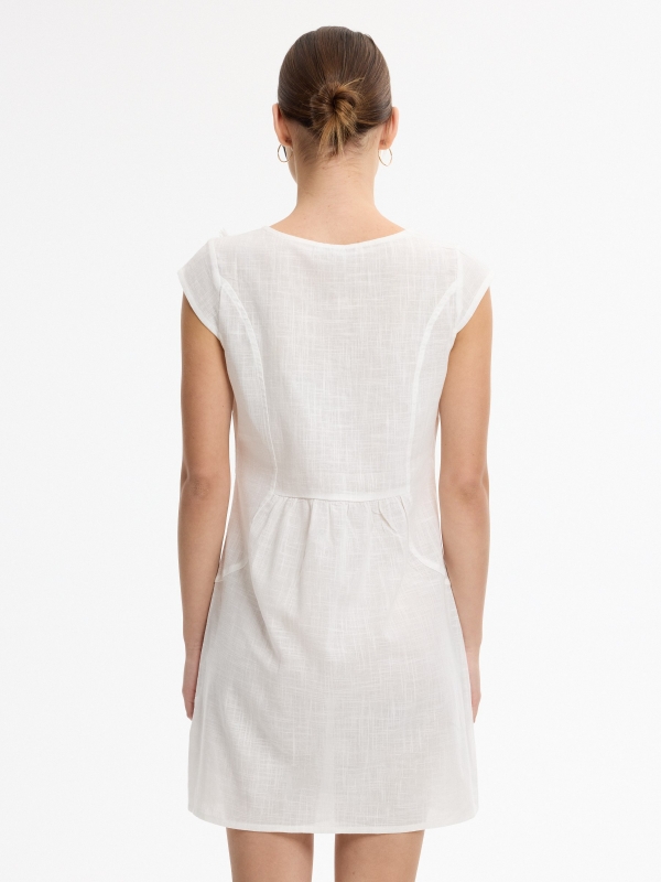 Vestido mini bordado de vuelo blanco vista media trasera