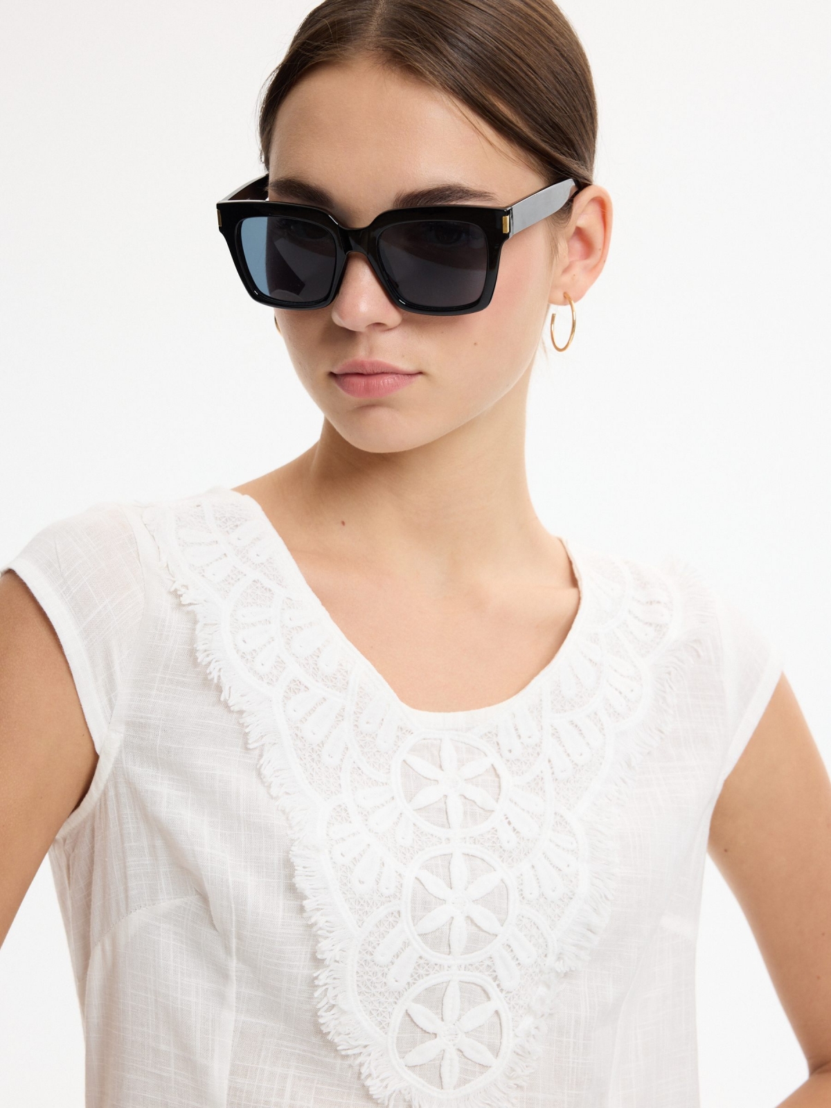 Vestido mini bordado evasê branco vista detalhe