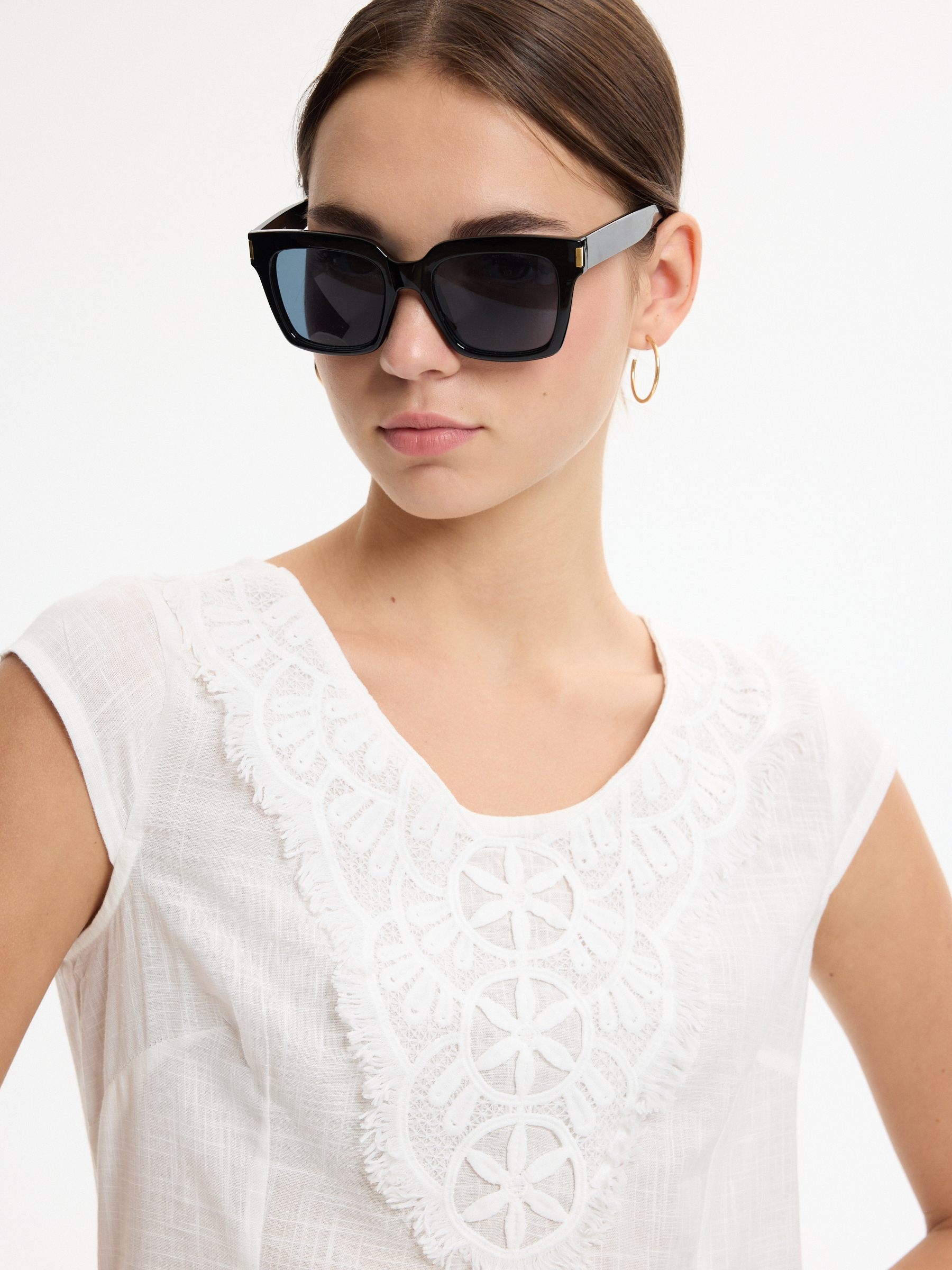 Vestido mini bordado evasê branco vista meia frontal