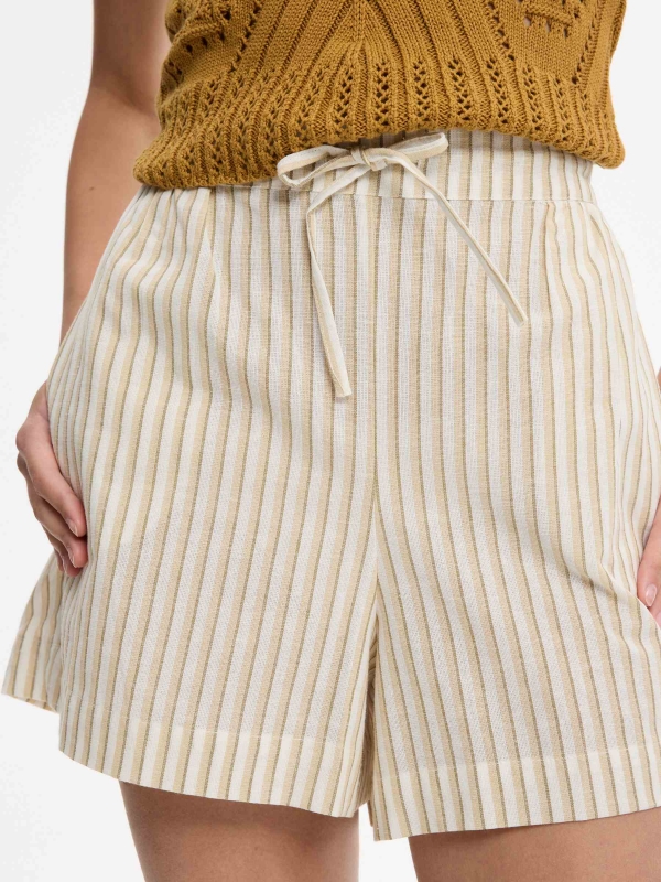Short fluido listrado de cintura alta areia vista detalhe
