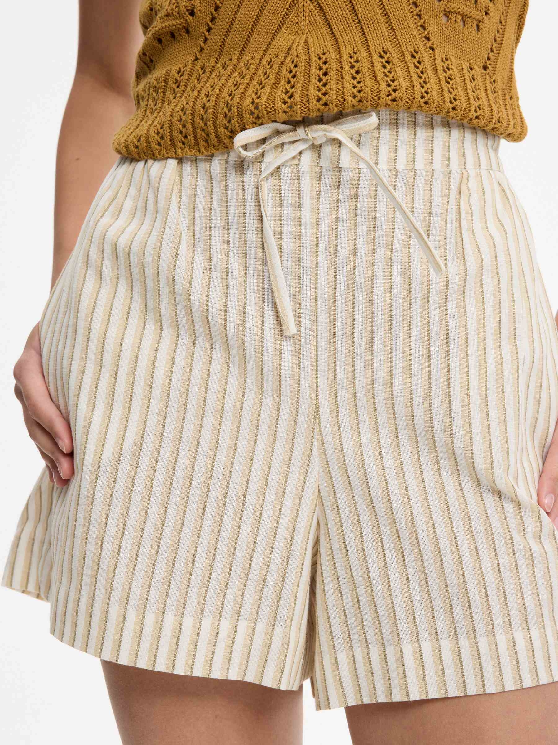 Short fluido a rayas tiro alto arena vista media frontal