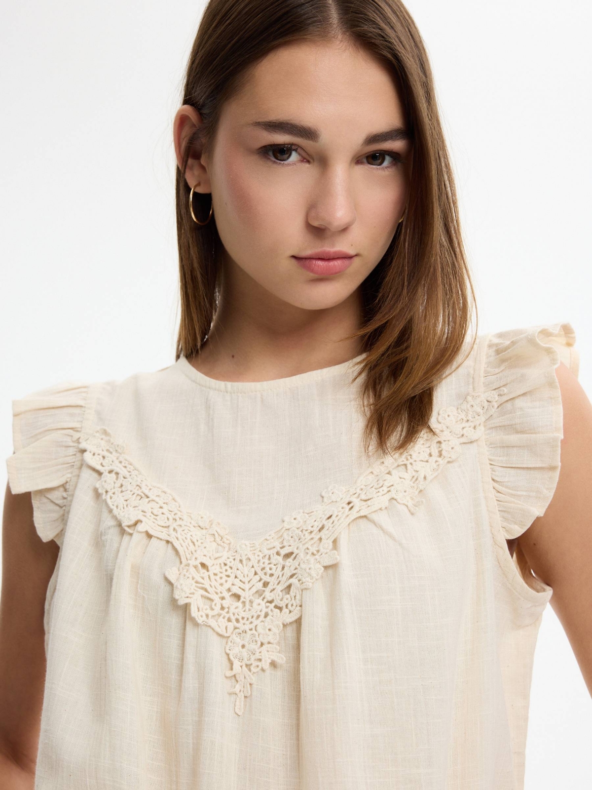 Blusa volantes crochet lino botones blanco roto vista detalle