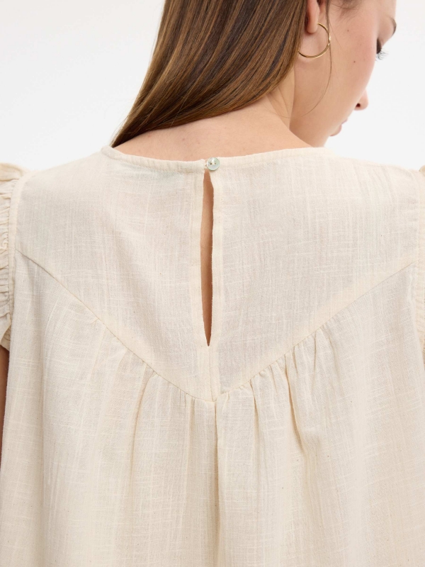 Blusa volantes crochet lino botones blanco roto vista detalle