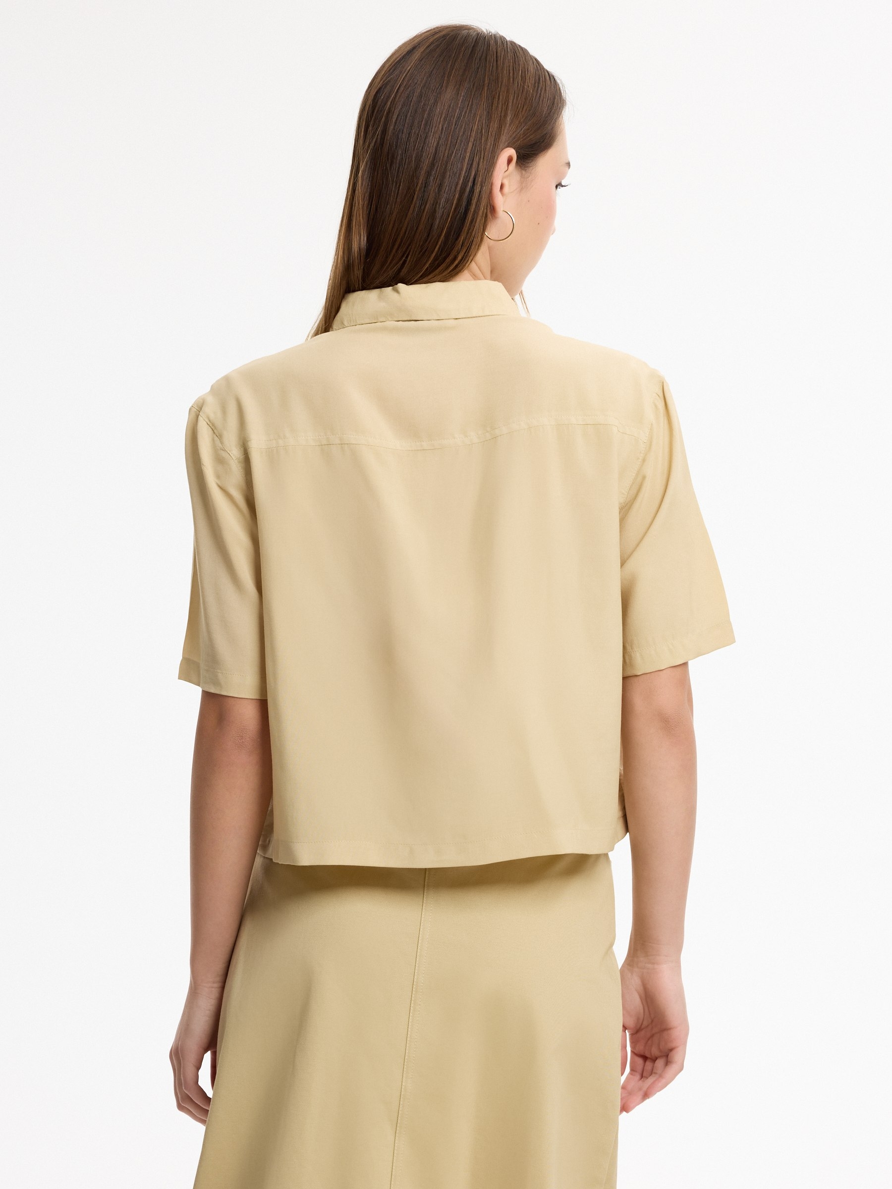 Camisa de manga curta com bolsos areia vista meia frontal
