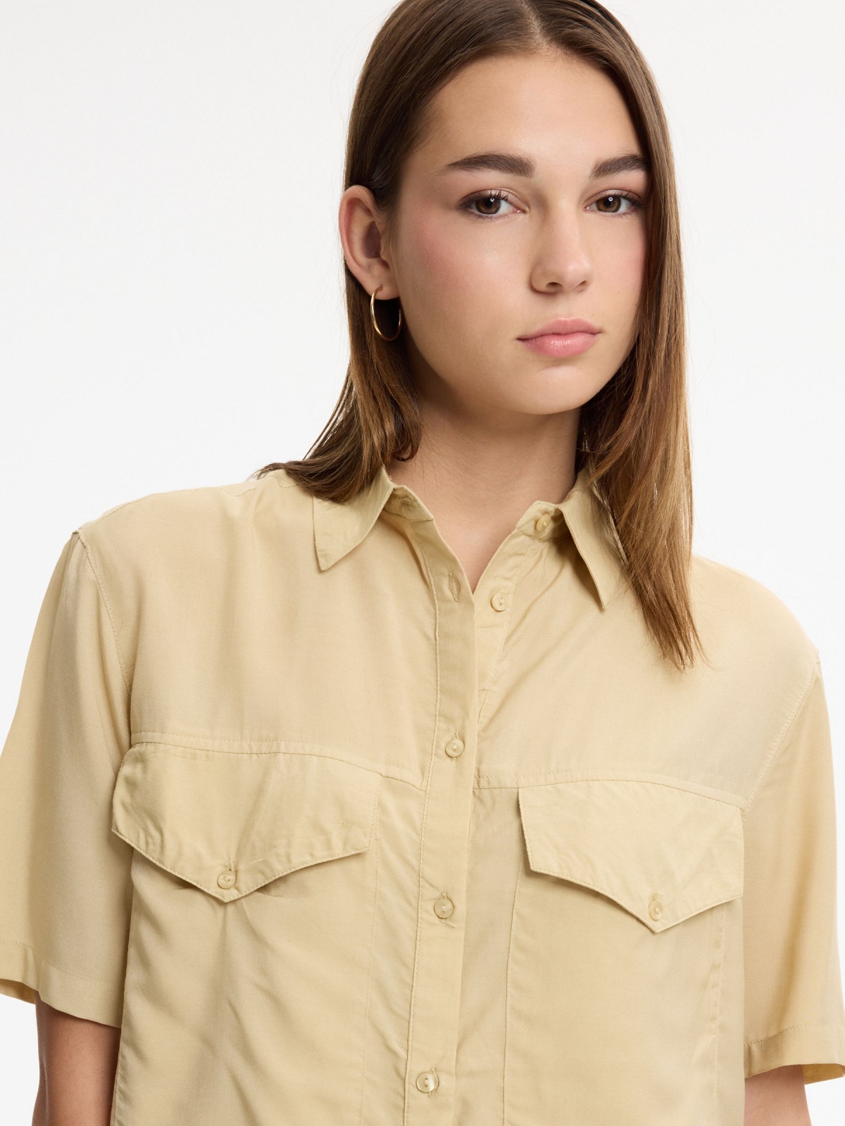 Camisa de manga curta com bolsos areia vista detalhe