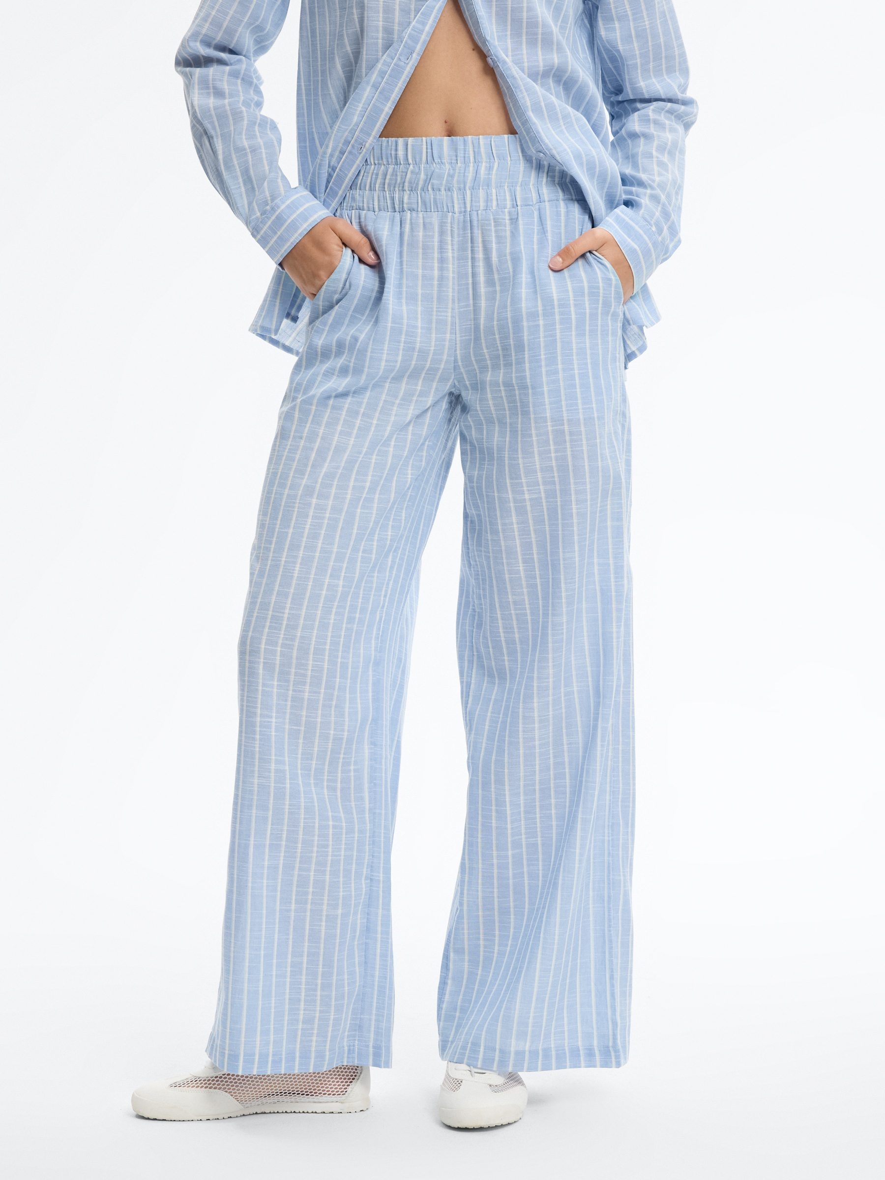 Pantalón wide leg rayas tiro alto azul celeste vista general frontal