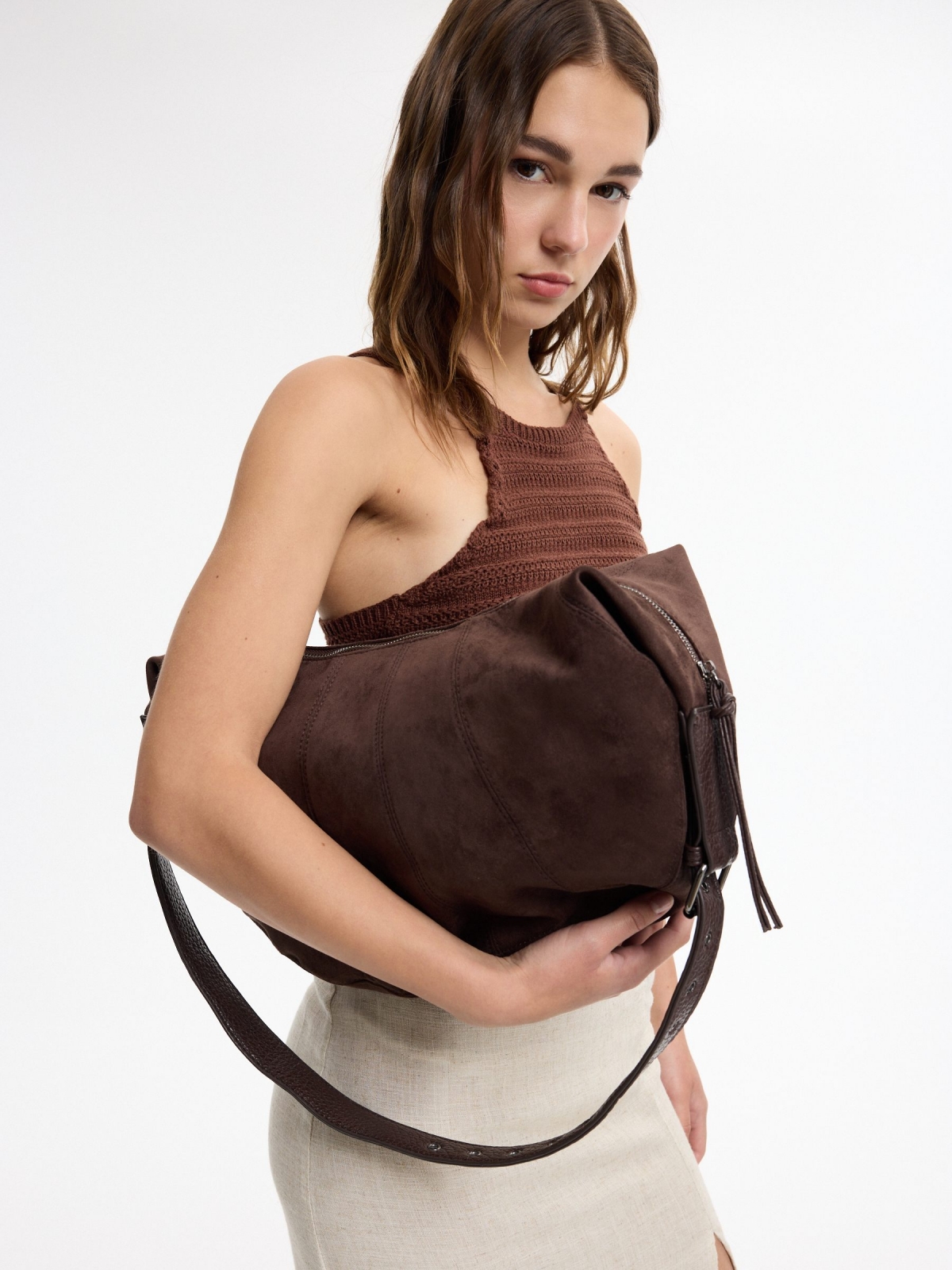 Crossbody bag with leather effect dark brown with a model
