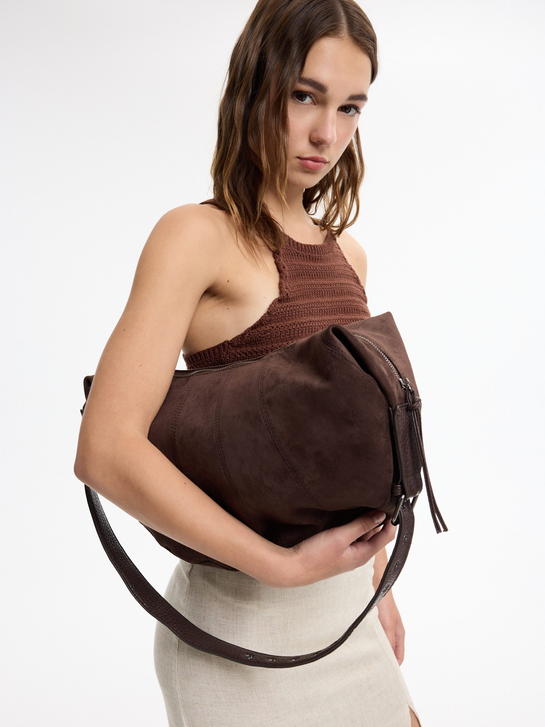 Bolsa transversal efeito couro marrom escuro vista geral frontal